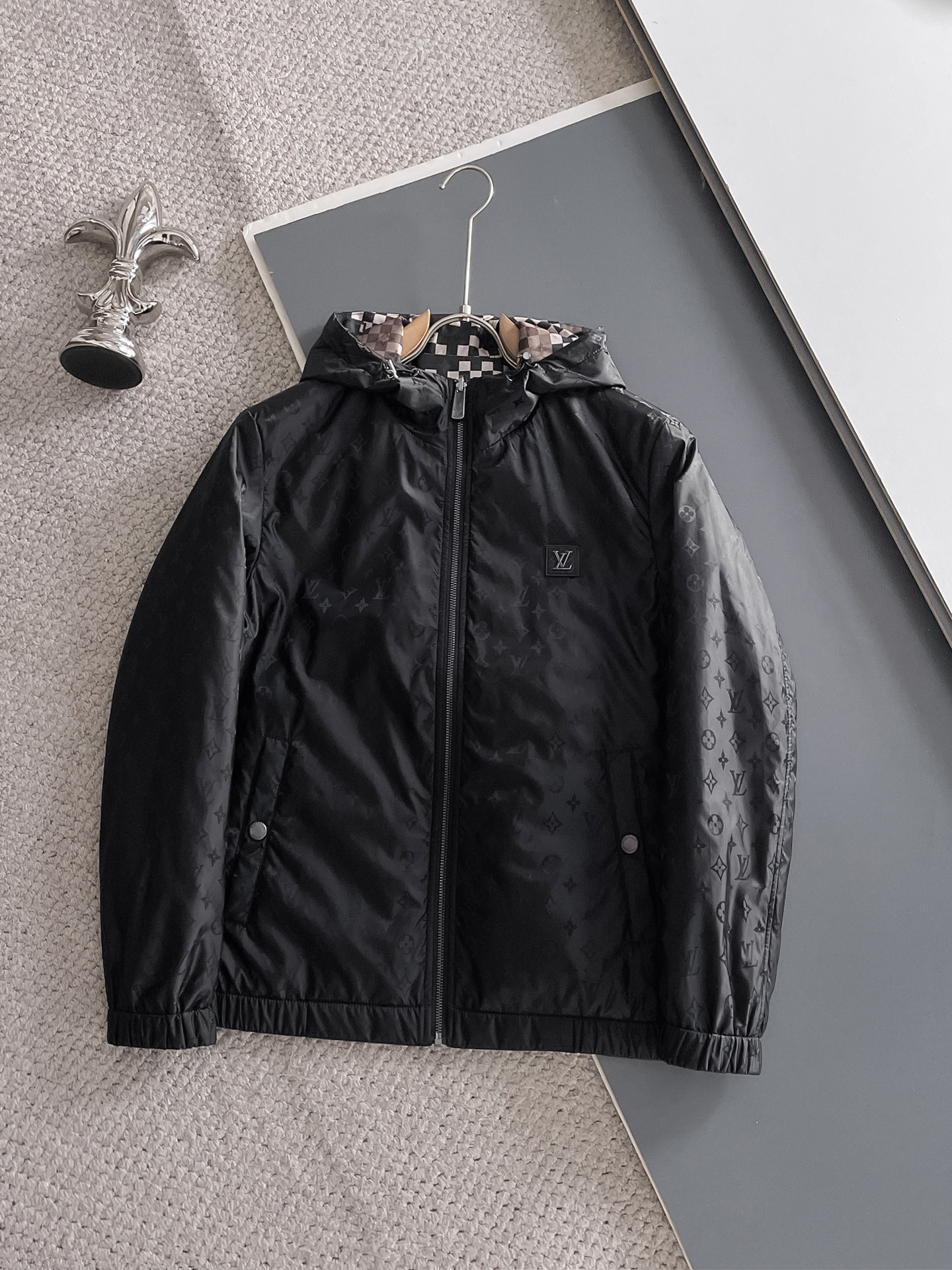 NO:525276,ss autumn and winter new series donkey double-sided casual hooded jacket jackets are available simultaneously in counters. Super high craftsmanship windbreaker jackets are casual and fashionable. Selected imported high-density jacquard fabrics. Ultra-light and heavy-weight. Light luxury and easy to match. The workmanship details are very particular. Brand logo breasts. Original hardware accessories. Pursuing high-end and luxurious style. The style does not pick the figure. The upper body is handsome. Recommended hot products. Color: black. Number: 48-56., louis vuitton. Louis vuitton. Jackets & coats. Jackets & coats. Hats, alexander wang.19860909ss秋冬新款系列驴家双面穿休闲连帽夹克外套专柜同步发售 超高工艺的风衣外套 休闲时尚 精选进口高密度提花面料打造 超轻盈无重感 轻奢好搭配 做工细节非常讲究 品牌logo胸标 原版五金辅料配件 追求高端与奢华的风范 版型不挑身材 上身爆帅 爆款推荐 颜色:黑色 码数:48-56,,louis vuitton,louis vuitton,jackets & coats,jackets & coats,hats,alexander wang,Men's clothing