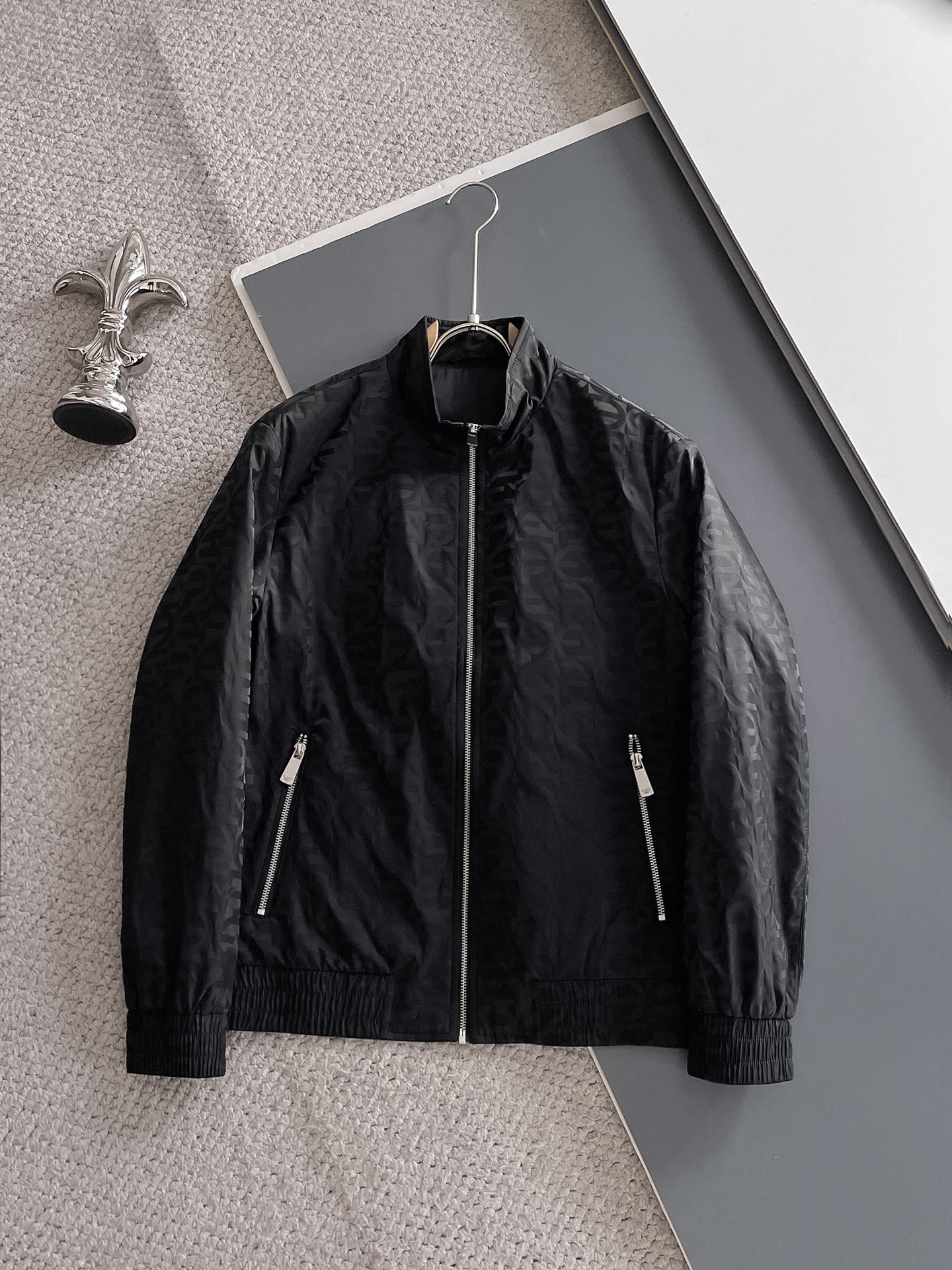 NO:525280,ss autumn and winter new series Armani home casual jacket stand collar jacket is available simultaneously for counters. Ultra-high craftsmanship windbreaker jackets are casual and fashionable. Selected imported high-density jacquard fabrics. Ultra-light and heavy-weight. Light luxury and easy to match. The workmanship details are very particular. Brand logo patterns. Original hardware accessories. Pursuing high-end and luxurious style. The style does not pick on the figure. The upper body is handsome. Recommended hot products. Color: black. Khaki. Number: 48-56.,armani. Jackets & coats, jackets & coats, alexander wang.19860909ss秋冬新款系列阿玛尼家休闲夹克立领外套专柜同步发售 超高工艺的风衣外套 休闲时尚 精选进口高密度提花面料打造 超轻盈无重感 轻奢好搭配 做工细节非常讲究 品牌logo花纹 原版五金辅料配件 追求高端与奢华的风范 版型不挑身材 上身爆帅 爆款推荐 颜色:黑色 卡其 码数:48-56,,armani,jackets & coats,jackets & coats,alexander wang,Men's clothing