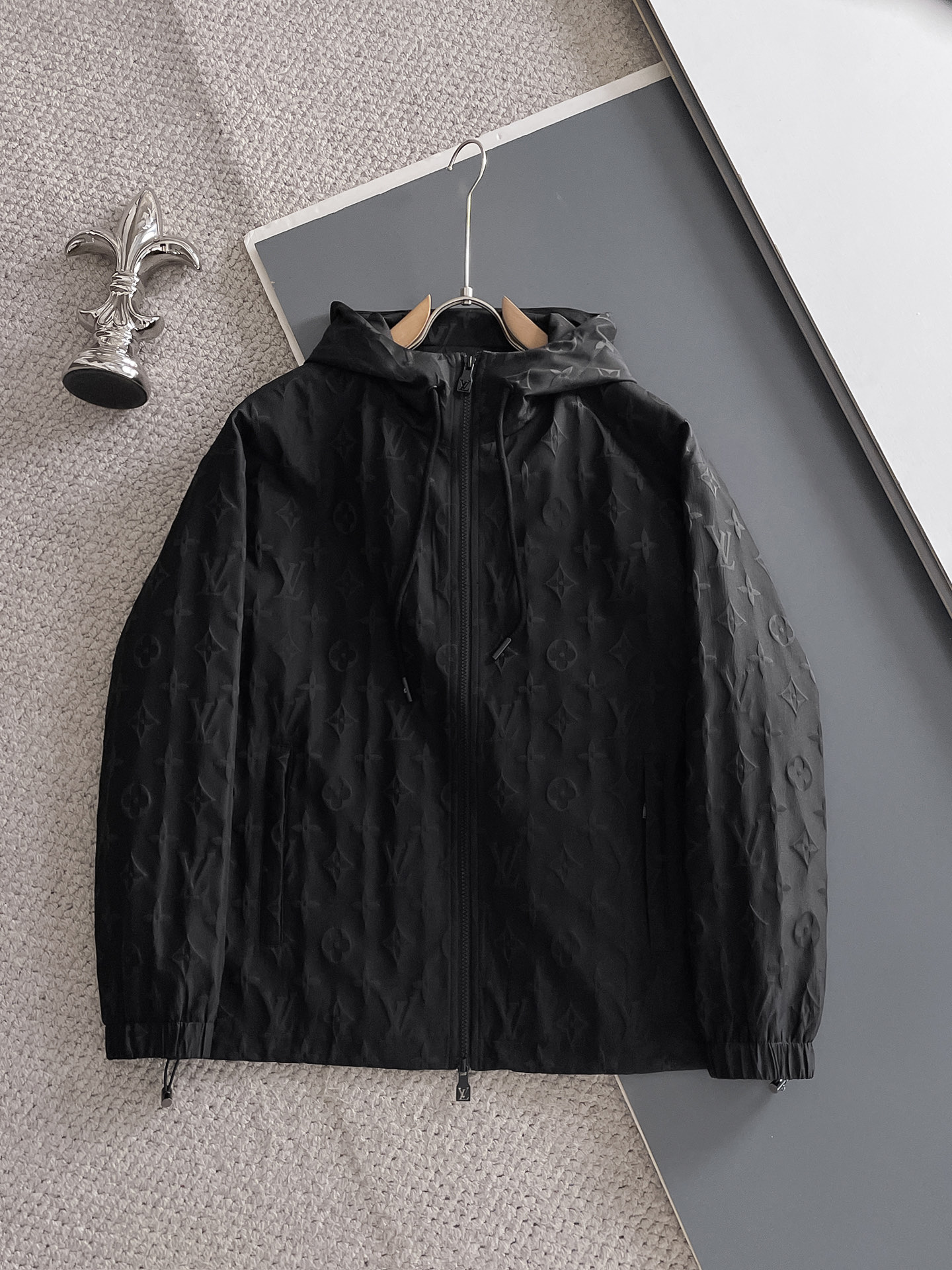 NO:525285,ss autumn and winter new series donkey casual hooded jacket jackets are available simultaneously for counters. Super high craftsmanship windbreaker jackets are casual and fashionable. Selected imported high-density jacquard fabrics. Ultra-light and heavy-weight. Light luxury and easy to match. The workmanship details are very particular. Classic pattern brand logo three-dimensional relief concave and convex feeling. Original hardware accessories. Pursuing high-end and luxurious style. The style does not pick on the figure. The upper body is handsome. Recommended hot products. Color: black. Number: 48-56., louis vuitton, louis vuitton, jackets & coats, jackets & coats, hats, alexander wang.19860909ss秋冬新款系列驴家休闲连帽夹克外套专柜同步发售 超高工艺的风衣外套 休闲时尚 精选进口高密度提花面料打造 超轻盈无重感 轻奢好搭配 做工细节非常讲究 经典花纹品牌logo立体浮雕凹凸感 原版五金辅料配件 追求高端与奢华的风范 版型不挑身材 上身爆帅 爆款推荐 颜色:黑色 码数:48-56,,louis vuitton,louis vuitton,jackets & coats,jackets & coats,hats,alexander wang,Men's clothing