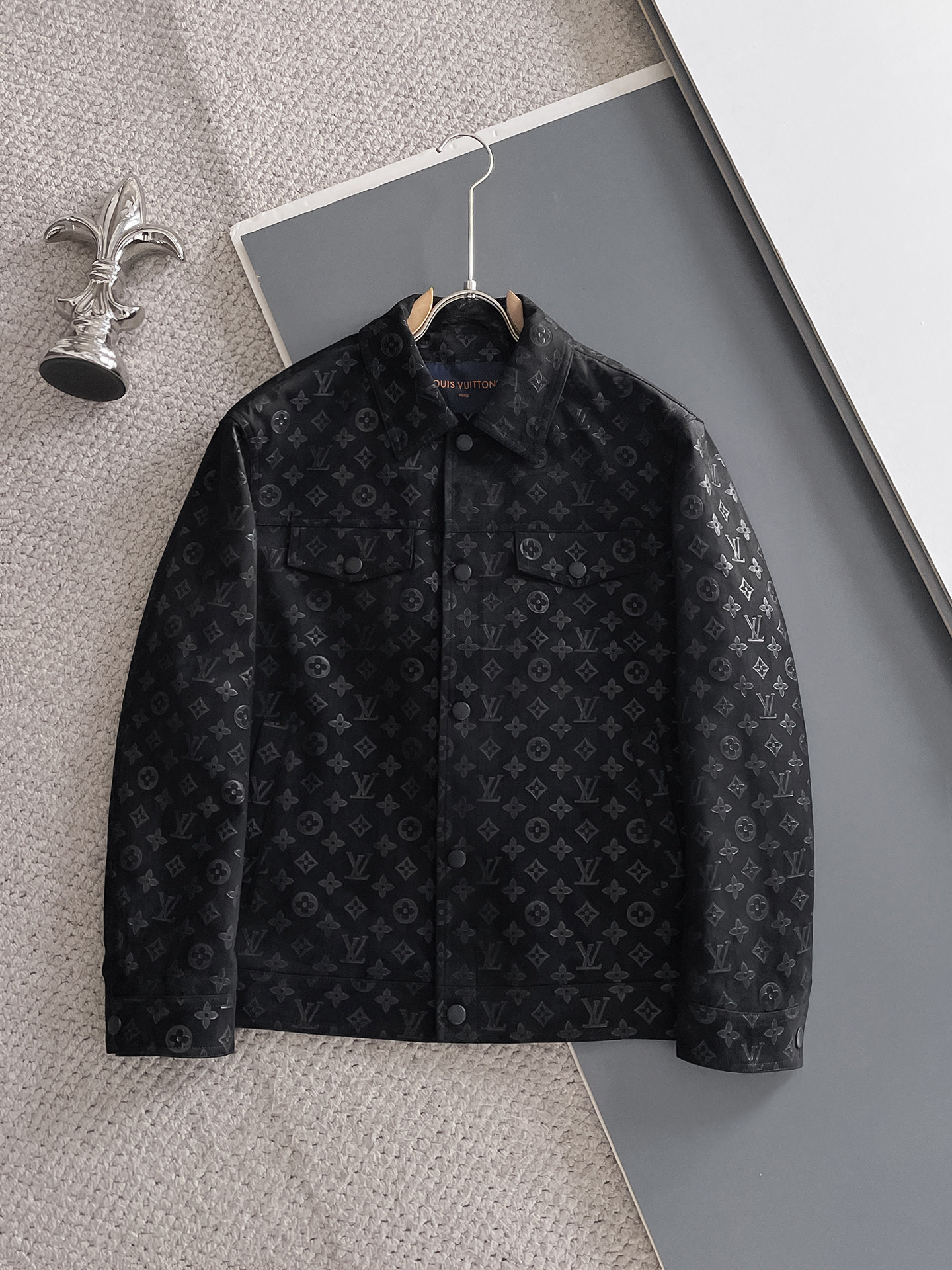 NO:525282,ss autumn and winter new series donkey casual jacket jackets are available simultaneously for counters. Super high craftsmanship windbreaker jackets are casual and fashionable. Selected imported high-density double-sided deer leather jacquard fabrics. Ultra-light and heavy-weight. Light luxury and easy to match. The workmanship details are very particular. Brand logo patterns. Original hardware accessories. Pursuing high-end and luxurious style. The style does not pick the figure. The upper body is handsome. Recommended hot products. Color: black and white. Number: 48-56., louis vuitton, louis vuitton, jackets & coats, jackets & coats, alexander wang.19860909ss秋冬新款系列驴家休闲夹克外套专柜同步发售 超高工艺的风衣外套 休闲时尚 精选进口高密度双面鹿皮绒提花面料打造 超轻盈无重感 轻奢好搭配 做工细节非常讲究 品牌logo花纹 原版五金辅料配件 追求高端与奢华的风范 版型不挑身材 上身爆帅 爆款推荐 颜色:黑色 白色 码数:48-56,,louis vuitton,louis vuitton,jackets & coats,jackets & coats,alexander wang,Men's clothing