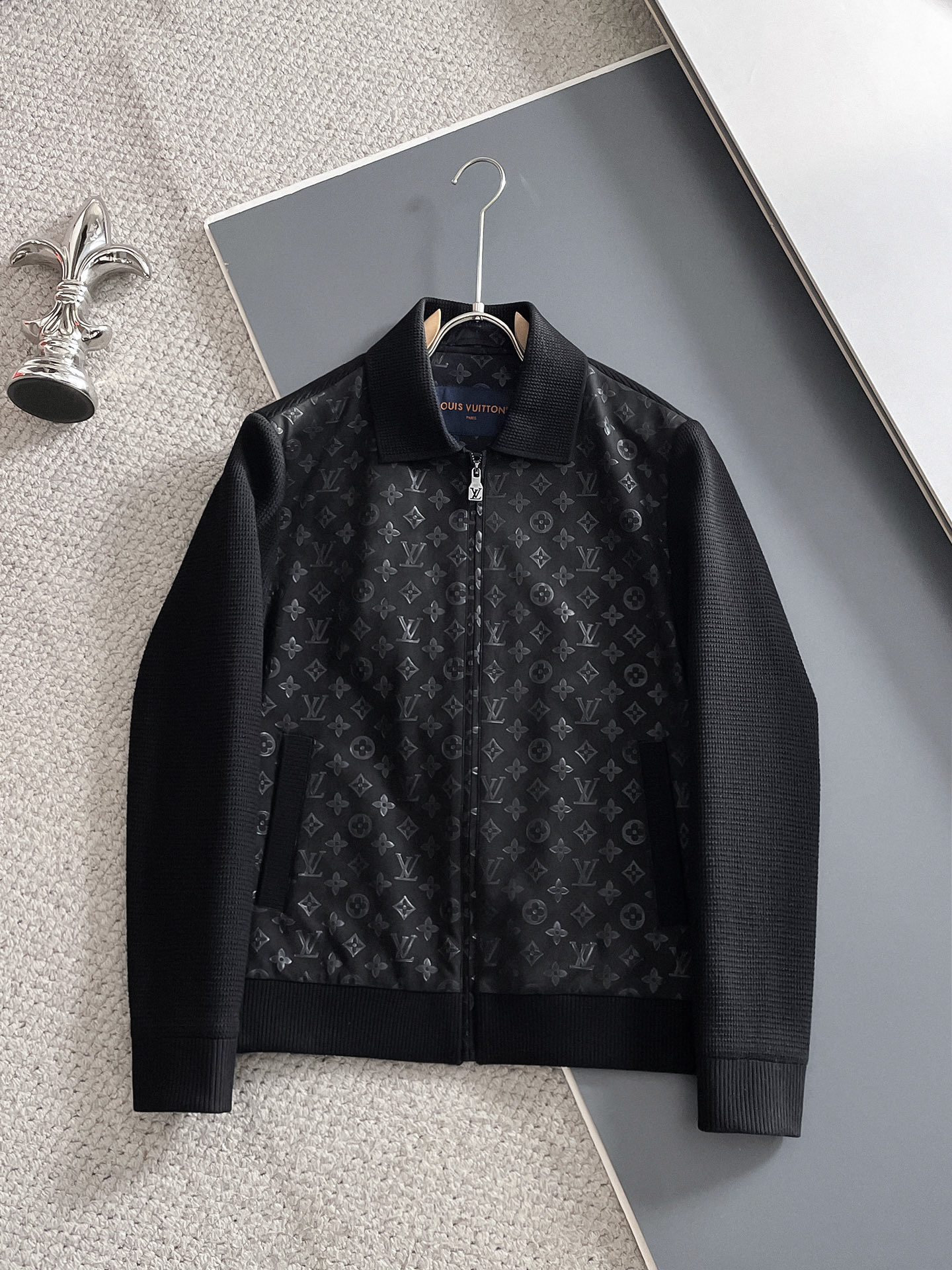 NO:525277,ss autumn and winter new series donkey casual jacket jackets are available simultaneously on sale in the counter. Classic wool knitted sleeve splicing jackets. Super high craftsmanship windbreaker jackets. Casual and fashionable. Selected imported high-density double-sided deerskin velvet embossed fabrics. Ultra-light and heavy-weight. Light luxury and easy to match. The workmanship details are very particular. Brand logo patterns. Original hardware accessories. Pursuing high-end and luxurious style. The style is not picky about the figure. The upper body is handsome. Recommended hot products. Color: black, beige, brown. Number: 48-56., louis vuitton,louis vuitton, jackets & coats, jackets & coats, alexander wang.19860909ss秋冬新款系列驴家休闲夹克外套专柜同步发售 经典羊毛针织袖拼接款夹克 超高工艺的风衣外套 休闲时尚 精选进口高密度双面鹿皮绒压花面料打造 超轻盈无重感 轻奢好搭配 做工细节非常讲究 品牌logo花纹 原版五金辅料配件 追求高端与奢华的风范 版型不挑身材 上身爆帅 爆款推荐 颜色:黑色 米白 咖色 码数:48-56,,louis vuitton,louis vuitton,jackets & coats,jackets & coats,alexander wang,Men's clothing