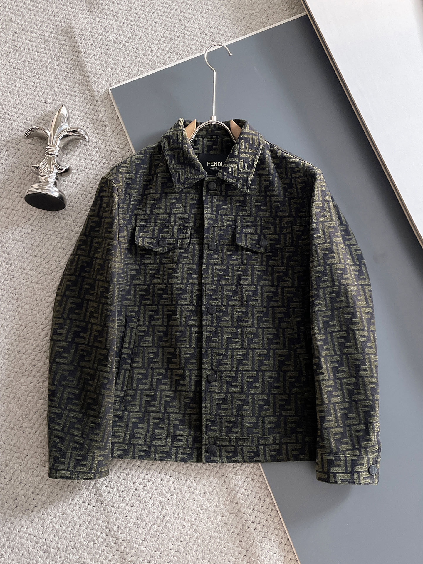 NO:608964,Fendi DENDI 2025 autumn and winter new thin cotton jacket, original order, fashionable denim jacket with imported Italian fabrics. European counters are synchronized, the upper body is more casual and generous, the counter's original hardware luxury high-end customized accessories are new!  Jacquard craftsmanship, luxury brand logo embellishment design, the highest quality shipments in the market, original accessories, complete three standards, ultimate luxury!  Soft and comfortable. The upper body is very handsome!  Suitable for any scene!  Size: M-3XL,,fendi,jackets & coats,jackets & coats,alexander wang19860909芬迪DENDI 2025秋冬新款薄棉夹克外套,原单狠货 意大利进口面料时尚牛仔款夹克外套.欧洲专柜同步,上身更随意大方,专柜原版五金奢华高档定制配饰新作！提花工艺,奢华品牌特质logo点缀设计,市场最高品质出货、原版辅料,三标齐全,奢华极致！柔软舒适.上身爆帅！适合任意场景！码数:M-3XL,,fendi,jackets & coats,jackets & coats,alexander wang,Men's clothing