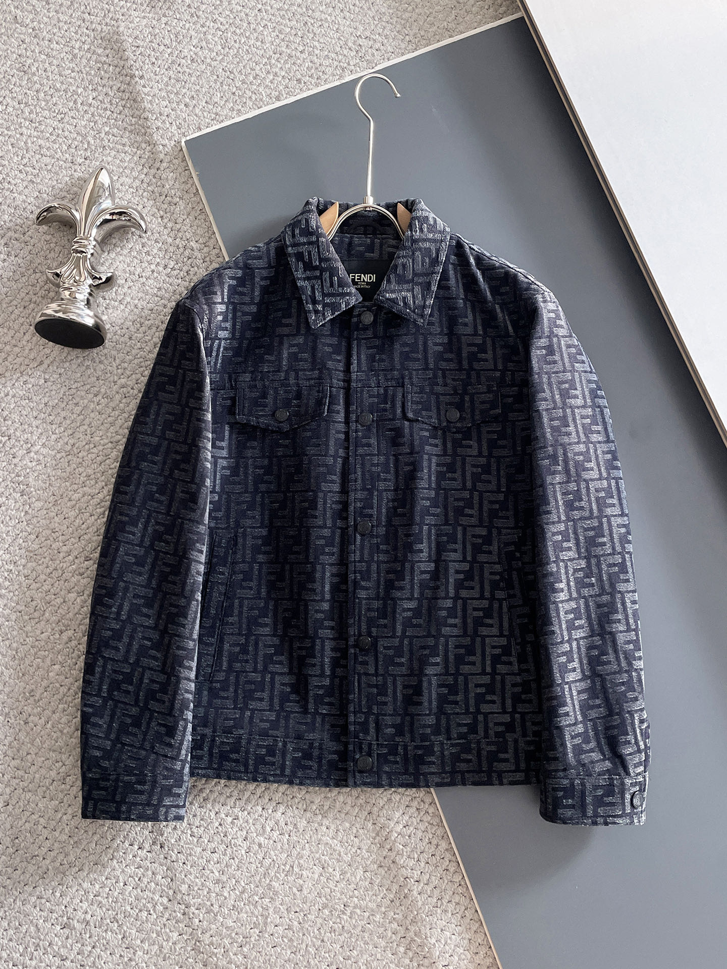 NO:608938,Fendi DENDI 2025 autumn and winter new thin cotton jacket, original order, fashionable denim jacket with imported Italian fabrics. European counters are synchronized, the upper body is more casual and generous, the counter's original hardware luxury high-end customized accessories are new!  Jacquard craftsmanship, luxury brand logo embellishment design, the highest quality shipments in the market, original accessories, complete three standards, ultimate luxury!  Soft and comfortable. The upper body is very handsome!  Suitable for any scene!  Size: M-3XL,,fendi,jackets & coats,jackets & coats,alexander wang19860909芬迪DENDI 2025秋冬新款薄棉夹克外套,原单狠货 意大利进口面料时尚牛仔款夹克外套.欧洲专柜同步,上身更随意大方,专柜原版五金奢华高档定制配饰新作！提花工艺,奢华品牌特质logo点缀设计,市场最高品质出货、原版辅料,三标齐全,奢华极致！柔软舒适.上身爆帅！适合任意场景！码数:M-3XL,,fendi,jackets & coats,jackets & coats,alexander wang,Men's clothing