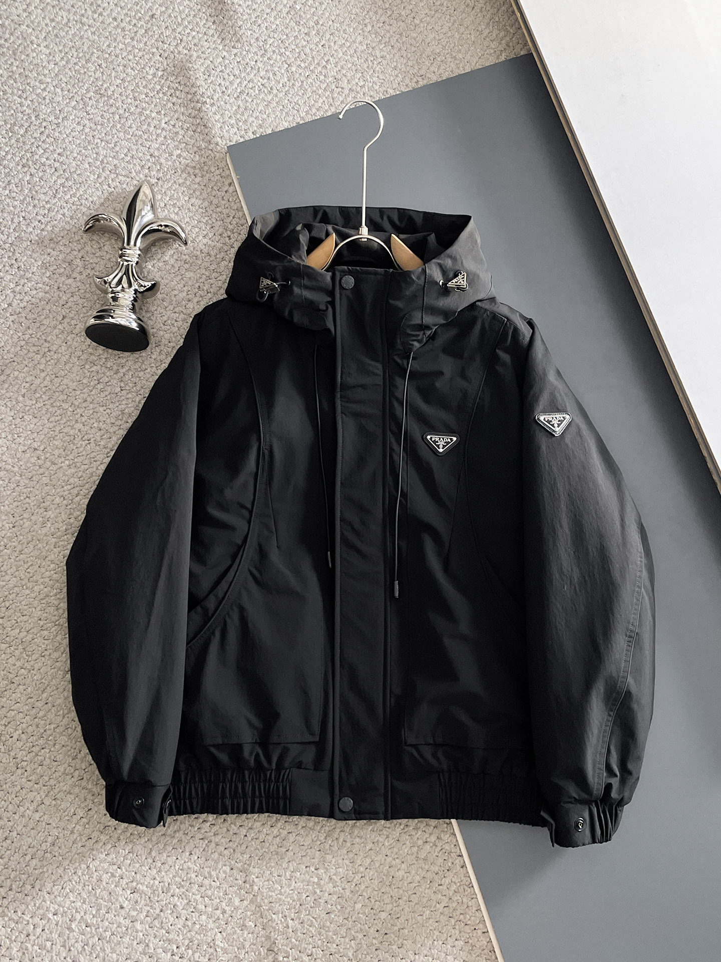 NO:608956,Prada 2025 autumn and winter new cotton jacket, original order, European counter synchronization, the upper body is more casual and generous, new counter original hardware luxury high-end customized accessories!  Luxurious brand features logo embellishment design, the highest quality shipments in the market, original accessories, complete three standards, ultimate luxury!  Soft and comfortable. The upper body is very handsome!  Suitable for any scene!  Size:M-3XL,,prada,jackets & coats,alexander wang19860909普拉达 2025秋冬新款棉服外套,原单狠货 欧洲专柜同步,上身更随意大方,专柜原版五金奢华高档定制配饰新作！奢华品牌特质logo点缀设计,市场最高品质出货、原版辅料,三标齐全,奢华极致！柔软舒适.上身爆帅！适合任意场景！码数:M-3XL,,prada,jackets & coats,alexander wang,Men's clothing