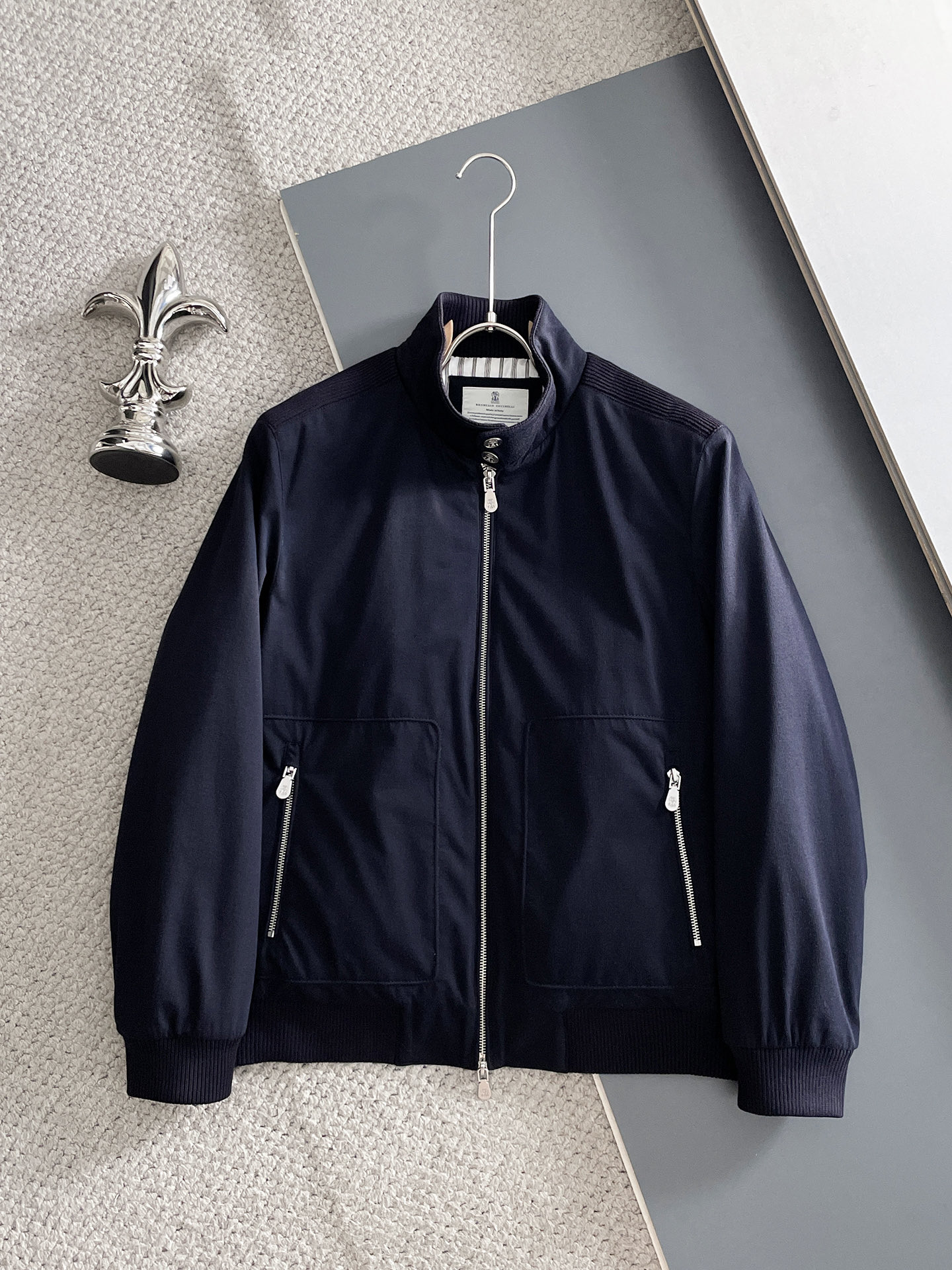 NO:608942,BC 2025 new autumn and winter down jackets, original order, using the new national standard 95 white duck down, synchronized with European counters, the upper body is more casual and generous, new luxury high-end customized accessories with original hardware from the counters!  Luxurious brand features logo embellishment design, the highest quality shipments in the market, original accessories, complete three standards, ultimate luxury!  Soft and comfortable. The upper body is very handsome!  Suitable for any scene!  Size: M-3XL,,jackets & coats,down jacket,alexander wang19860909BC 2025秋冬新款羽绒服外套,原单狠货 采用新国标95白鸭绒,欧洲专柜同步,上身更随意大方,专柜原版五金奢华高档定制配饰新作！奢华品牌特质logo点缀设计,市场最高品质出货、原版辅料,三标齐全,奢华极致！柔软舒适.上身爆帅！适合任意场景！码数:M-3XL,,jackets & coats,down jacket,alexander wang,Men's clothing