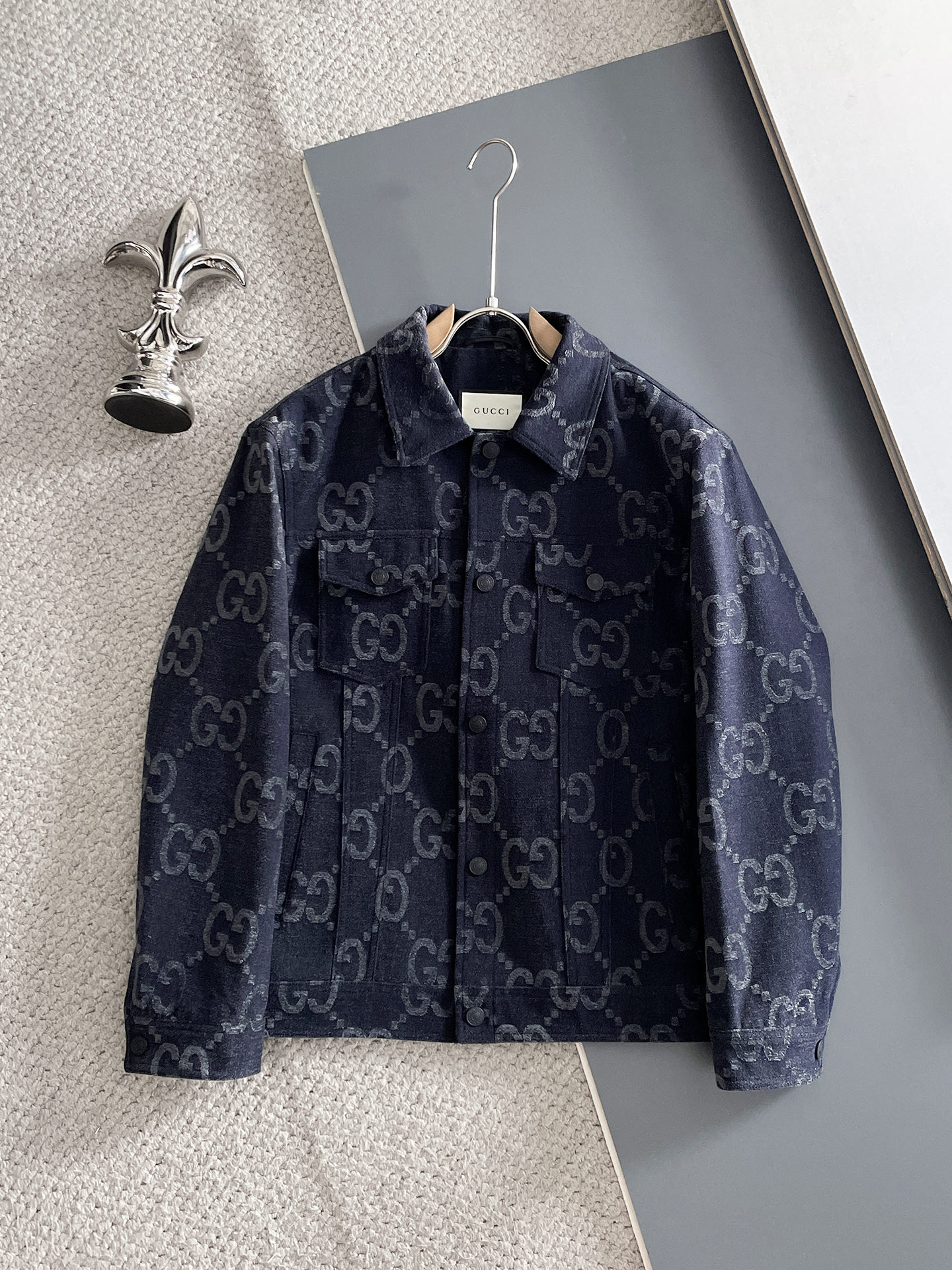 NO:608960,GUCCI 2025 autumn and winter new thin cotton jacket, original order, fashionable denim jacket made of imported Italian fabrics. The European counters are synchronized, the upper body is more casual and generous, the counter's original hardware is a new luxury high-end customized accessory!  Jacquard craftsmanship, luxury brand logo embellishment design, the highest quality shipments in the market, original accessories, complete three standards, ultimate luxury!  Soft and comfortable. The upper body is very handsome!  Suitable for any scene!  Size: M-3XL,,gucci,gucci,jackets & coats,jackets & coats,alexander wang19860909古驰GUCCI 2025秋冬新款薄棉夹克外套,原单狠货 意大利进口面料时尚牛仔夹克外套.欧洲专柜同步,上身更随意大方,专柜原版五金奢华高档定制配饰新作！提花工艺,奢华品牌特质logo点缀设计,市场最高品质出货、原版辅料,三标齐全,奢华极致！柔软舒适.上身爆帅！适合任意场景！码数:M-3XL,,gucci,gucci,jackets & coats,jackets & coats,alexander wang,Men's clothing