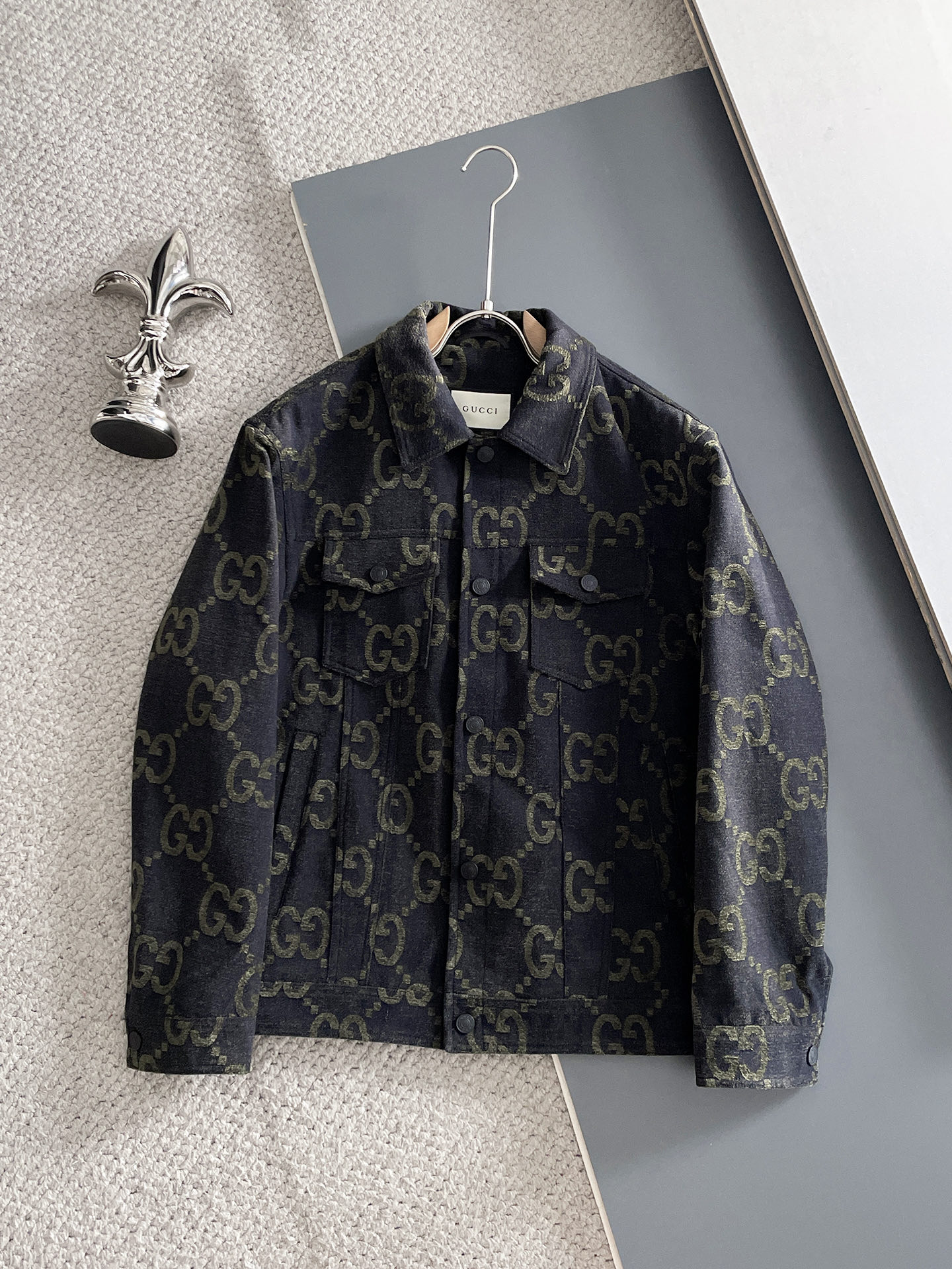 NO:608933,GUCCI 2025 autumn and winter new thin cotton jacket, original order, fashionable denim jacket made of imported Italian fabrics. The European counters are synchronized, the upper body is more casual and generous, the counter's original hardware is a new luxury high-end customized accessory!  Jacquard craftsmanship, luxury brand logo embellishment design, the highest quality shipments in the market, original accessories, complete three standards, ultimate luxury!  Soft and comfortable. The upper body is very handsome!  Suitable for any scene!  Size: M-3XL,,gucci,gucci,jackets & coats,jackets & coats,alexander wang19860909古驰GUCCI 2025秋冬新款薄棉夹克外套,原单狠货 意大利进口面料时尚牛仔夹克外套.欧洲专柜同步,上身更随意大方,专柜原版五金奢华高档定制配饰新作！提花工艺,奢华品牌特质logo点缀设计,市场最高品质出货、原版辅料,三标齐全,奢华极致！柔软舒适.上身爆帅！适合任意场景！码数:M-3XL,,gucci,gucci,jackets & coats,jackets & coats,alexander wang,Men's clothing