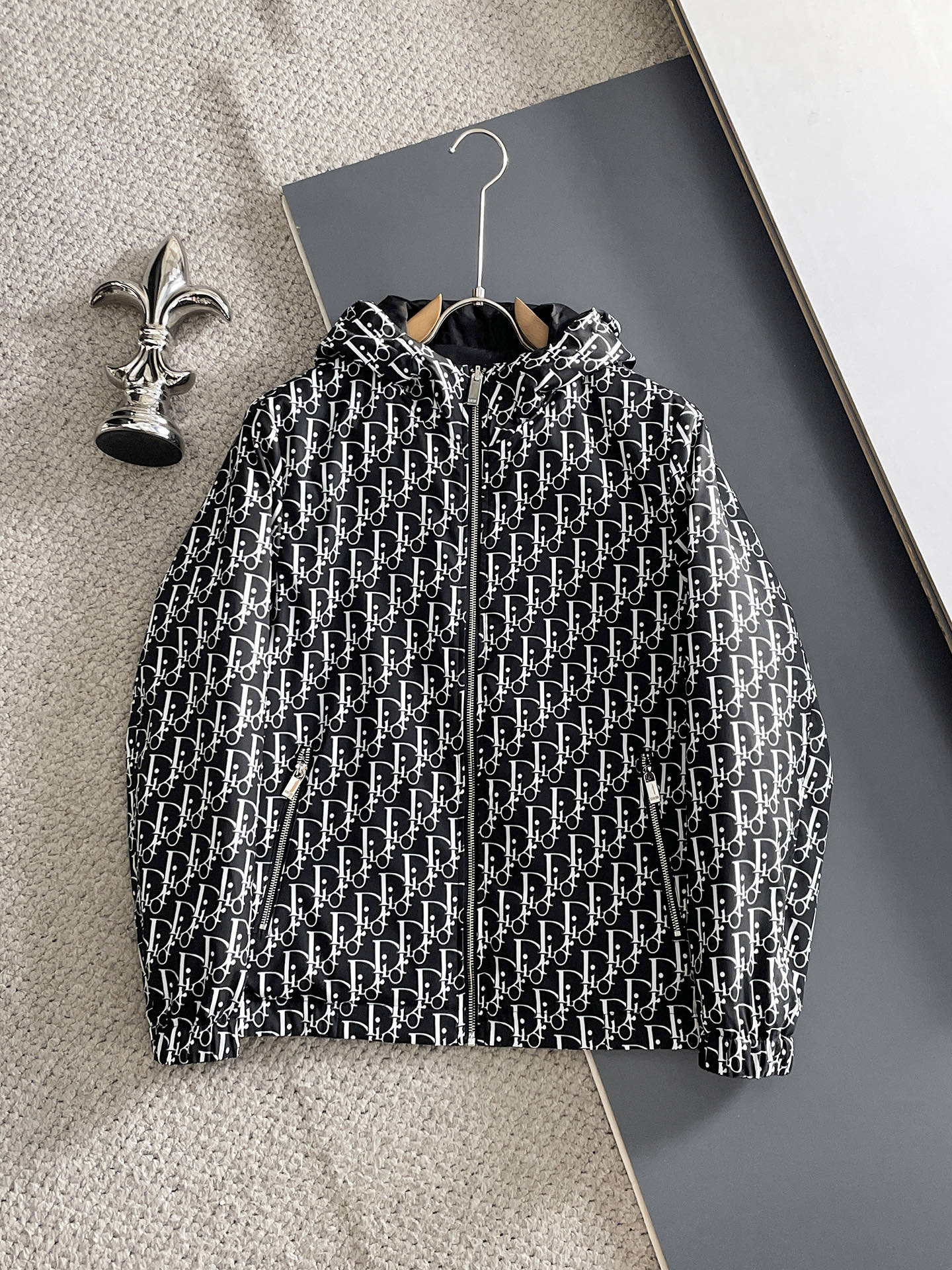 NO:608968,Dior DIOR 2025 new autumn and winter thin cotton double-sided jacket, original order, fashionable custom-made jacket made of imported Italian fabrics. European counters are synchronized, the upper body is more casual and generous, the counter's original hardware luxury high-end customized accessories are new!  Jacquard craftsmanship, luxury brand logo embellishment design, the highest quality shipments in the market, original accessories, complete three standards, ultimate luxury!  Soft and comfortable. The upper body is very handsome!  Suitable for any scene!  Size: M-3XL,,dior,dior,jackets & coats,jackets & coats,alexander wang19860909迪奥DIOR 2025秋冬新款薄棉双面穿夹克外套,原单狠货 意大利进口面料时尚订制夹克外套.欧洲专柜同步,上身更随意大方,专柜原版五金奢华高档定制配饰新作！提花工艺,奢华品牌特质logo点缀设计,市场最高品质出货、原版辅料,三标齐全,奢华极致！柔软舒适.上身爆帅！适合任意场景！码数:M-3XL,,dior,dior,jackets & coats,jackets & coats,alexander wang,Men's clothing