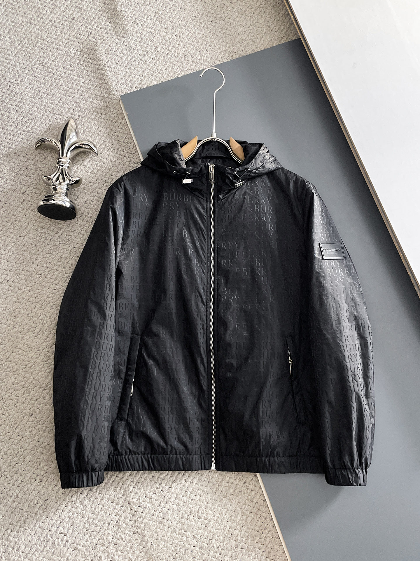 NO:608945,Burberry BBR 2025 autumn and winter new thin cotton jacket, original order, fashionable custom-made jacket with imported Italian fabrics. European counters are synchronized, the upper body is more casual and generous, the counter's original hardware luxury high-end customized accessories are new!  Jacquard craftsmanship, luxury brand logo embellishment design, the highest quality shipments in the market, original accessories, complete three standards, ultimate luxury!  Soft and comfortable. The upper body is very handsome!  Suitable for any scene!  Size: M-3XL,,burberry,jackets & coats,jackets & coats,alexander wang19860909巴宝莉BBR 2025秋冬新款薄棉夹克外套,原单狠货 意大利进口面料时尚订制夹克外套.欧洲专柜同步,上身更随意大方,专柜原版五金奢华高档定制配饰新作！提花工艺,奢华品牌特质logo点缀设计,市场最高品质出货、原版辅料,三标齐全,奢华极致！柔软舒适.上身爆帅！适合任意场景！码数:M-3XL,,burberry,jackets & coats,jackets & coats,alexander wang,Men's clothing