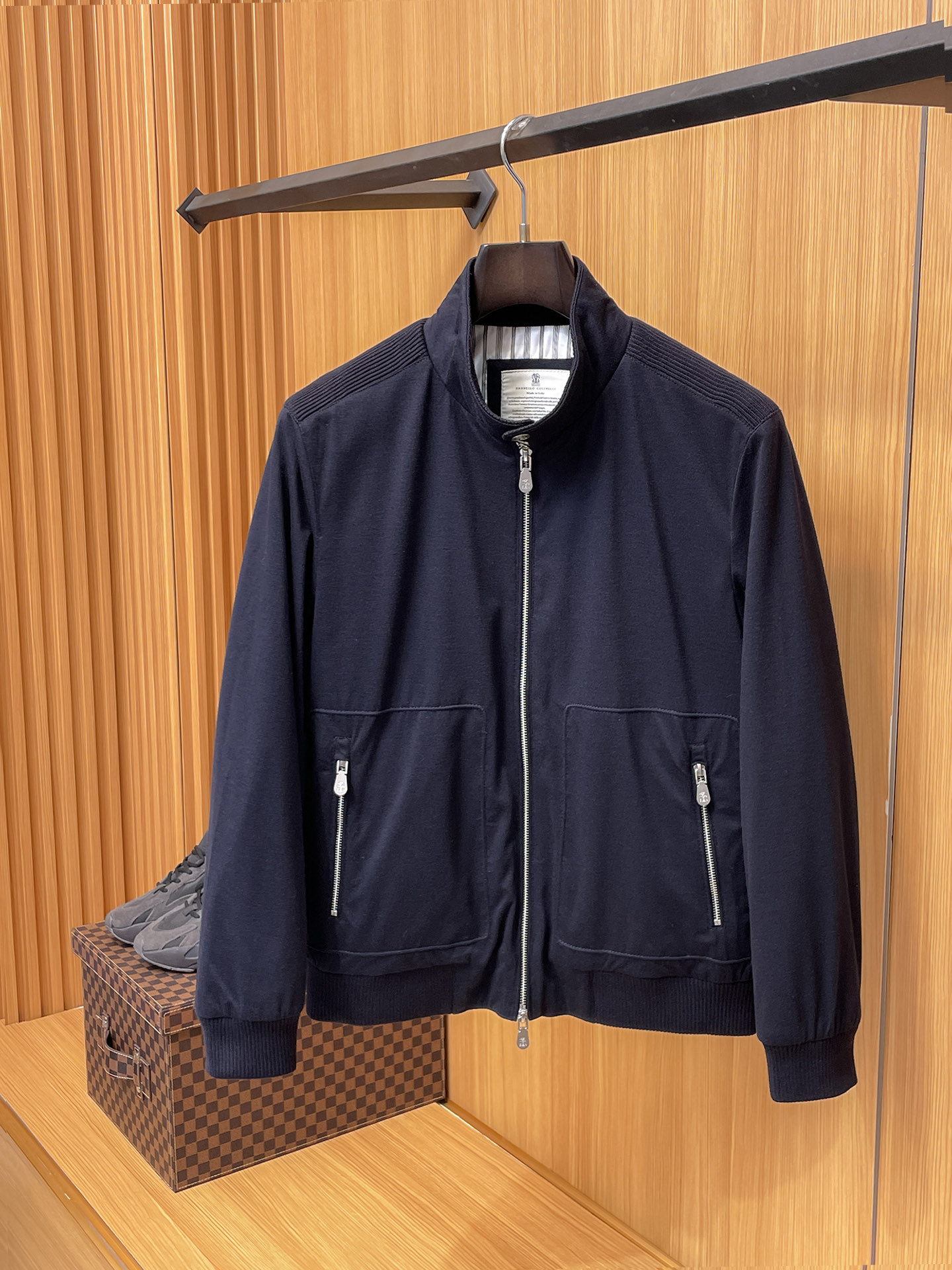 NO:662660,Price adjustment hot style new autumn and winter BC Bruti down jacket  Highly recommended, the best product from trading company channels, high-end luxury goods, exclusive first release, high-end quality, filled with 90 white duck down inside, shoulder splicing knitted wool fashion sense, the highest quality on the market, imported fabrics, the highest standard of lining, accessories and hardware are all custom-made from the original factory, whether it is exquisite zippers, buttons, or clever pocket design, they all reflect the pursuit of quality and attention to details, specially designed for you who pursue high quality. Color navy blue gray  Size M-XXXL (please state your height and weight when placing an order),,down jacket, 19860909调价爆款 秋冬新品BC布鲁提羽绒服 重磅推荐,贸易公司渠道臻品,高奢顶尖品鉴货,独家首发,高端品质,内里填充90白鸭绒,肩部拼接针织羊毛时尚感拉满,市面最高品质,进口面料,里布最高标准,辅料五金全部原厂定做,无论是精致的拉链、扣子,还是巧妙的口袋设计,都体现了对品质的追求和对细节的重视,专为追求高品质的您设计. 颜色藏蓝 灰色 尺码M-XXXL（下单请报身高体重）,,down jacket, ,Men's clothing