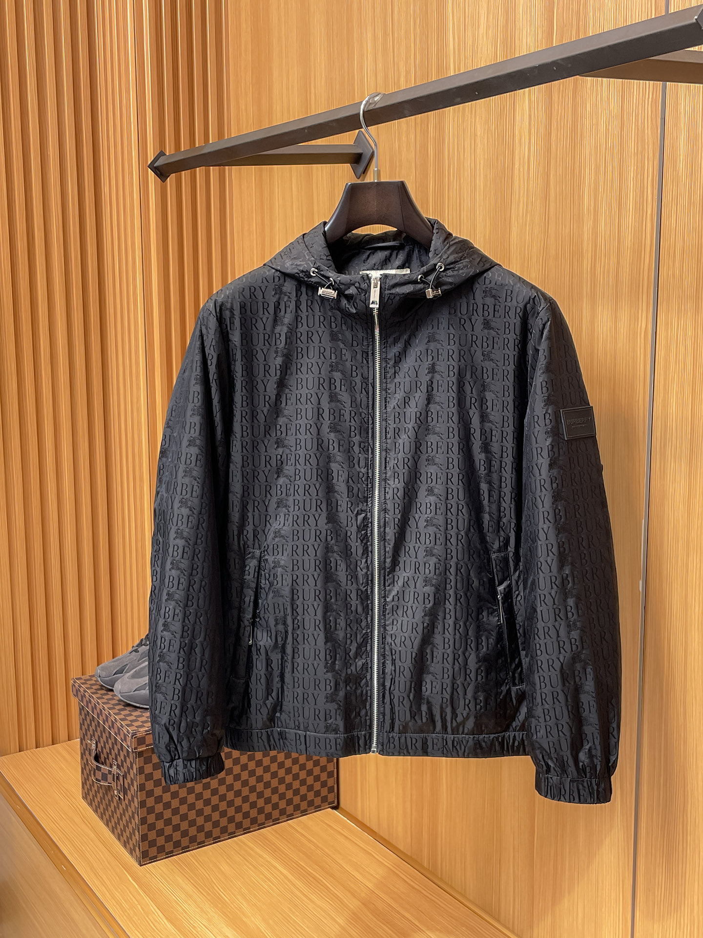 NO:662654,Hot style new autumn and winter BBR Burberry thin cotton jacket  Highly recommended, top-quality products from trading company channels, high-end luxury goods, exclusive first release, high-end quality, jacquard design throughout, customized armbands, full of fashion, the highest quality on the market, imported fabrics, highest lining standards, accessories and hardware are all custom-made from the original factory, whether it is exquisite zippers, buttons, or clever pocket designs, they all reflect the pursuit of quality and attention to details, specially designed for you who pursue high quality. Color black  Size M-XXXL (please state your height and weight when placing an order),,burberry,jackets & coats, 19860909爆款 秋冬新品BBR巴宝莉薄棉夹克 重磅推荐,贸易公司渠道臻品,高奢顶尖品鉴货,独家首发,高端品质,全衣采用提花设计,定制臂章,时尚感拉满,市面最高品质,进口面料,里布最高标准,辅料五金全部原厂定做,无论是精致的拉链、扣子,还是巧妙的口袋设计,都体现了对品质的追求和对细节的重视,专为追求高品质的您设计. 颜色黑色 尺码M-XXXL（下单请报身高体重）,,burberry,jackets & coats, ,Men's clothing