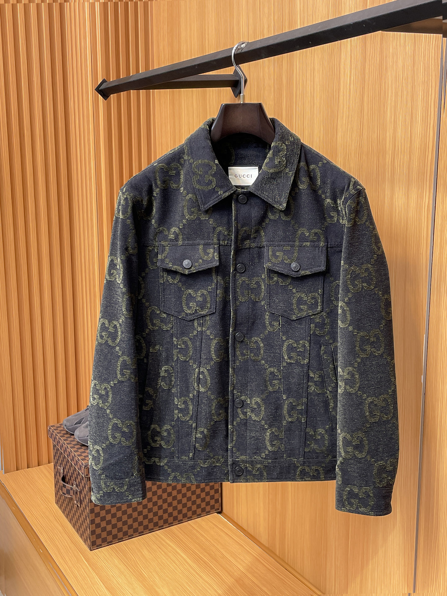 NO:662651,Hot new product in autumn and winter G Gucci thin cotton denim jacket. Highly recommended. The best product from the trading company channel. High-end luxury goods. Exclusive first release. High-end quality. The whole garment adopts jacquard design. Full of fashion. The highest quality on the market. Imported denim fabrics. The lining is of the highest standard. The accessories and hardware are all custom-made. Whether it is exquisite zippers, buttons or clever pocket designs, they all reflect the pursuit of quality and attention to details. Designed for you who pursue high quality.  Color Blue Brown Green Size M-XXXL (please state your height and weight when placing an order),,gucci,gucci,jackets & coats, 19860909爆款 秋冬新品G家古驰薄棉牛仔款夹克 重磅推荐,贸易公司渠道臻品,高奢顶尖品鉴货,独家首发,高端品质,全衣采用提花设计,时尚感拉满,市面最高品质,进口牛仔面料,里布最高标准,辅料五金全部原厂定做,无论是精致的拉链、扣子,还是巧妙的口袋设计,都体现了对品质的追求和对细节的重视,专为追求高品质的您设计. 颜色蓝色 咖色 绿色 尺码M-XXXL（下单请报身高体重）,,gucci,gucci,jackets & coats, ,Men's clothing