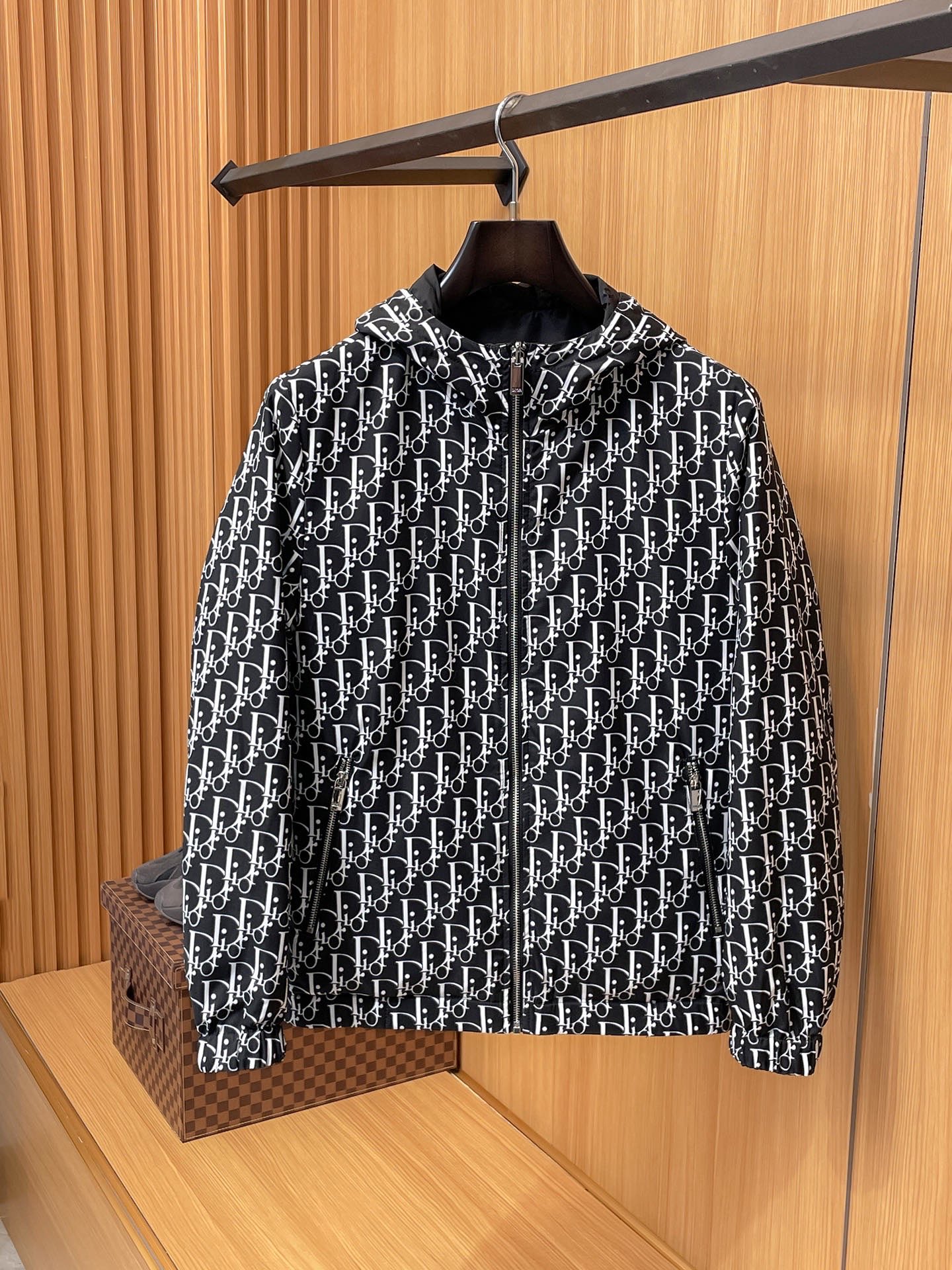 NO:662659,Hot style autumn and winter new Dior thin cotton double-sided jacket  Highly recommended, top-quality products from trading company channels, high-end luxury goods, exclusive first release, high-end quality, jacquard design throughout, customized chest label, full of fashion, highest quality on the market, imported fabrics, highest lining standards, accessories and hardware are all custom-made from the original factory, whether it is exquisite zippers, buttons, or clever pocket designs, they all reflect the pursuit of quality and attention to details, specially designed for you who pursue high quality. Color black  Size M-XXXL (please state your height and weight when placing an order),,dior,dior,jackets & coats,jackets & coats, 19860909爆款 秋冬新品Dior迪奥薄棉双面穿夹克外套 重磅推荐,贸易公司渠道臻品,高奢顶尖品鉴货,独家首发,高端品质,全衣采用提花设计,定制胸标,时尚感拉满,市面最高品质,进口面料,里布最高标准,辅料五金全部原厂定做,无论是精致的拉链、扣子,还是巧妙的口袋设计,都体现了对品质的追求和对细节的重视,专为追求高品质的您设计. 颜色黑色 尺码M-XXXL（下单请报身高体重）,,dior,dior,jackets & coats,jackets & coats, ,Men's clothing