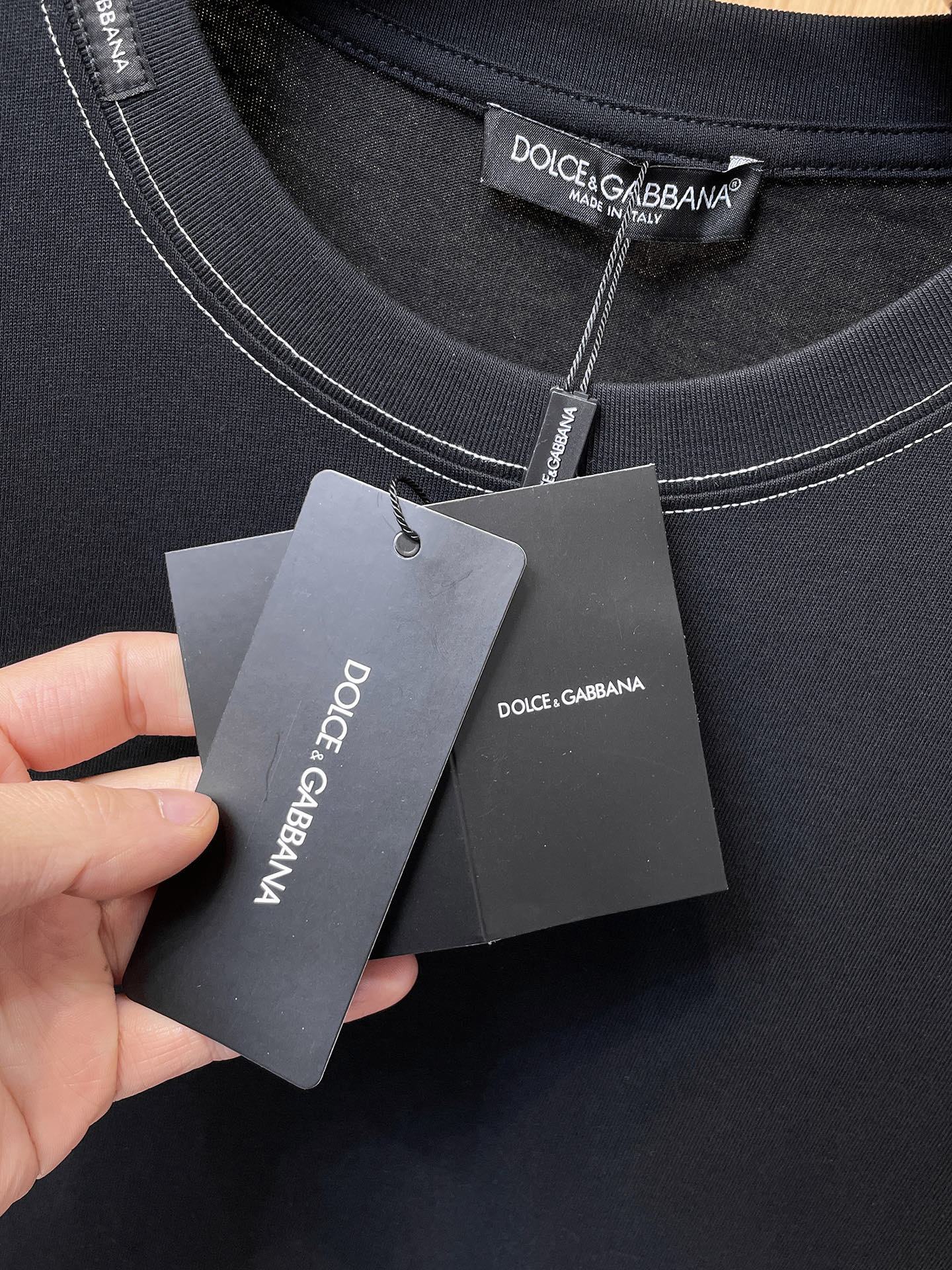 杜嘉班纳D&G26春夏新品专柜首发最新款短袖圆领T恤 高端订制 设计前卫时尚！品牌logo重工艺设计，高