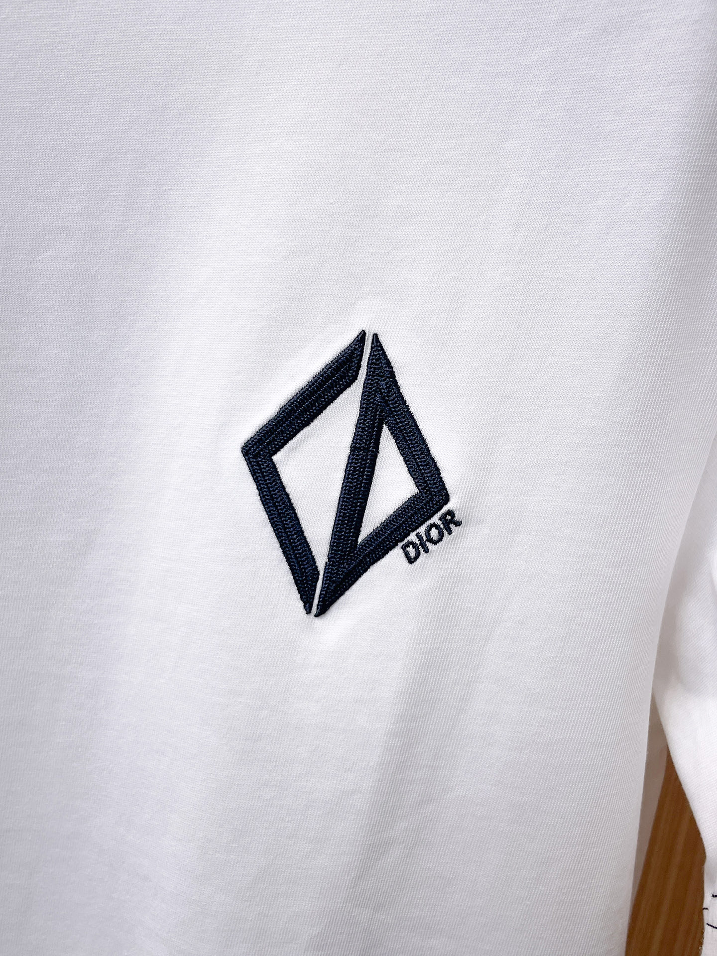 迪奥Dior26春夏新品专柜首发最新款短袖圆领T恤 高端订制 设计前卫时尚！品牌logo重工艺设计，高端