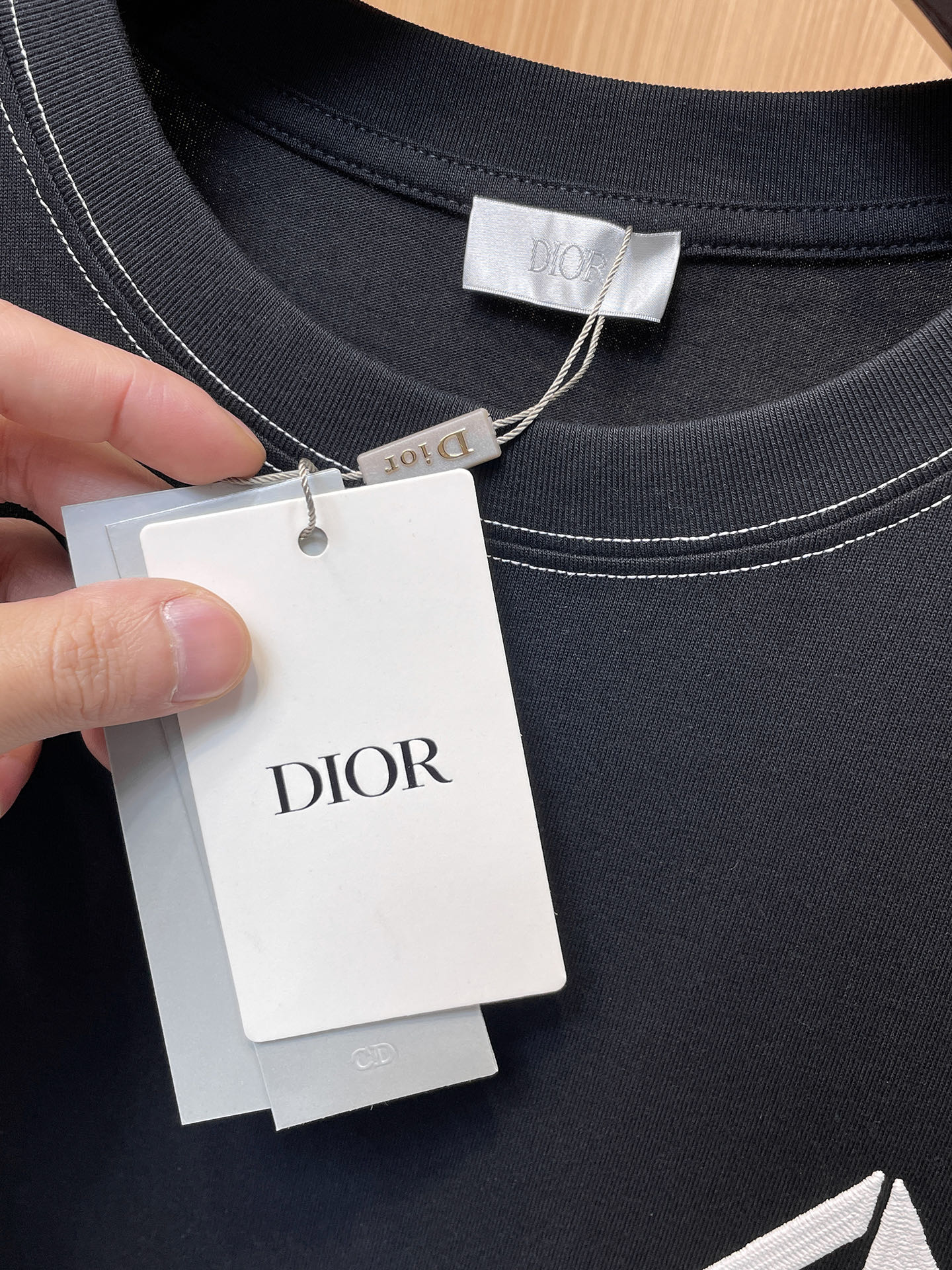 迪奥Dior26春夏新品专柜首发最新款短袖圆领T恤 高端订制 设计前卫时尚！品牌logo重工艺设计，高端