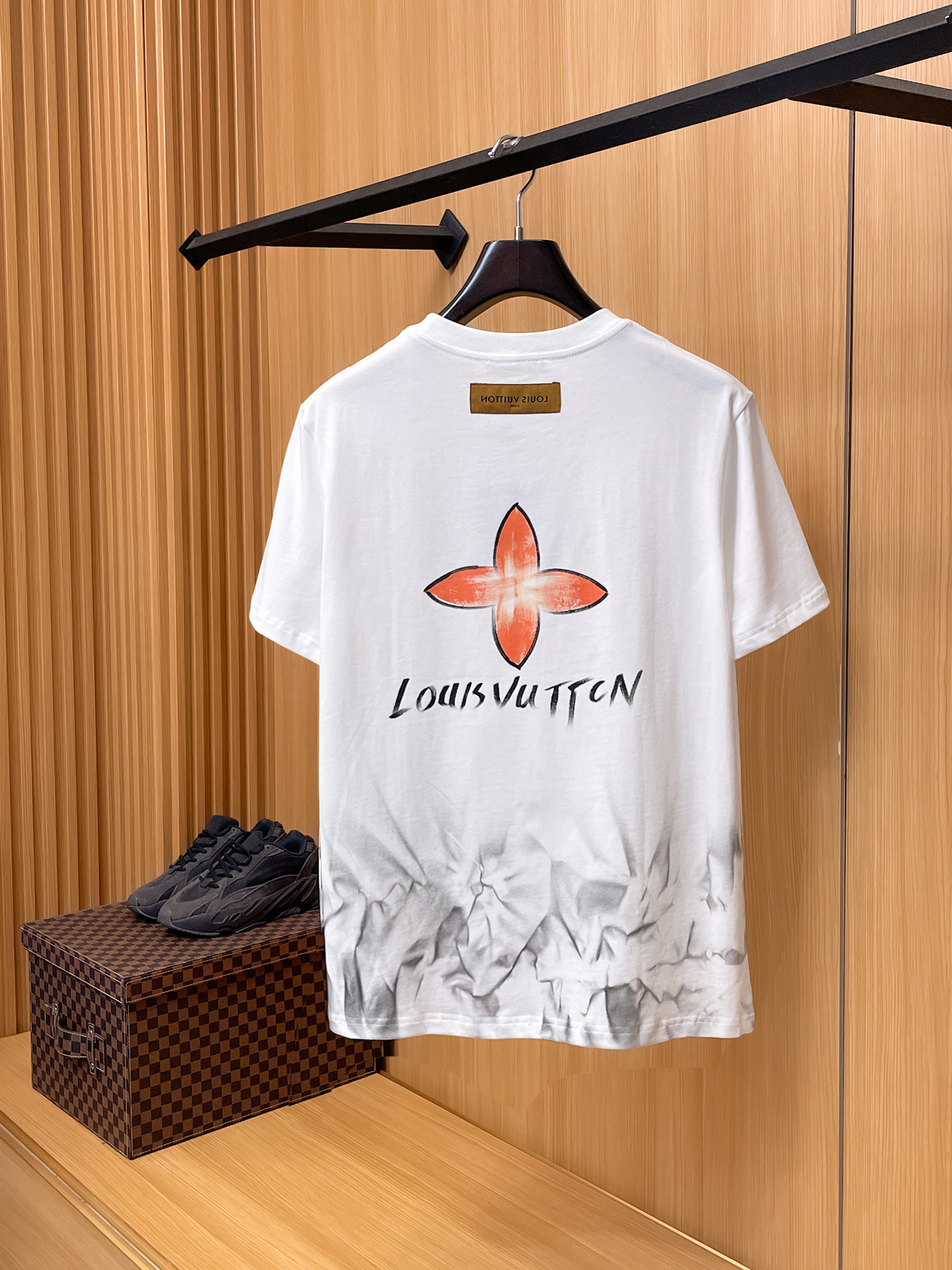 路易威登LV26春夏新品专柜首发最新款短袖圆领T恤 高端订制 设计前卫时尚！品牌logo手绘重工艺设计，