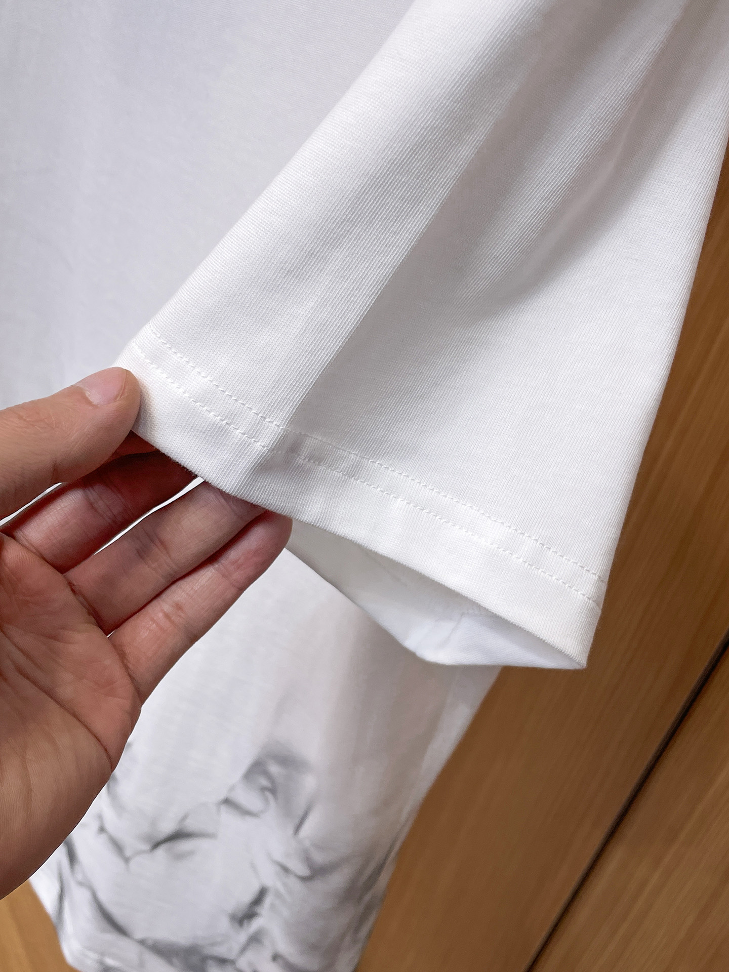 路易威登LV26春夏新品专柜首发最新款短袖圆领T恤 高端订制 设计前卫时尚！品牌logo手绘重工艺设计，