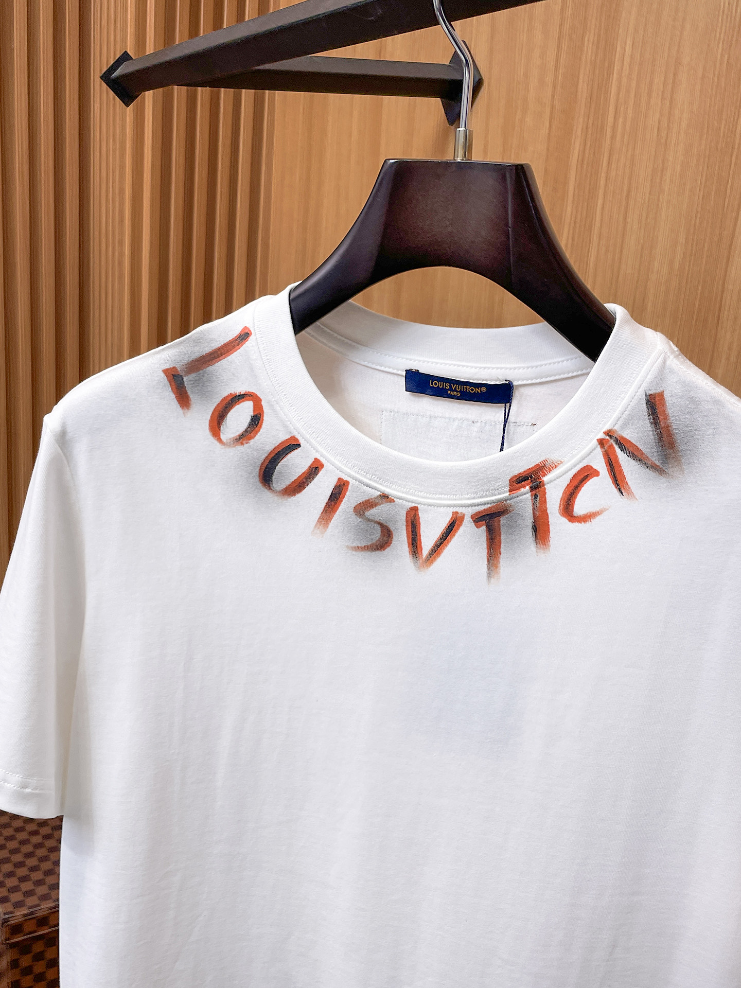 路易威登LV26春夏新品专柜首发最新款短袖圆领T恤 高端订制 设计前卫时尚！品牌logo手绘重工艺设计，