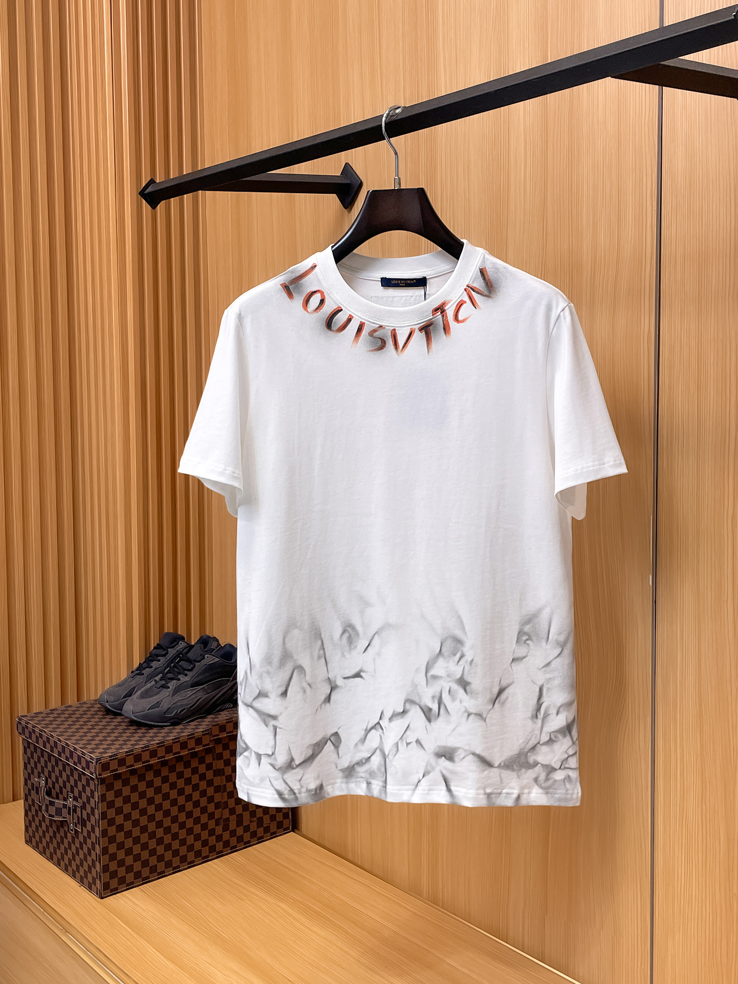 路易威登LV26春夏新品专柜首发最新款短袖圆领T恤 高端订制 设计前卫时尚！品牌logo手绘重工艺设计，
