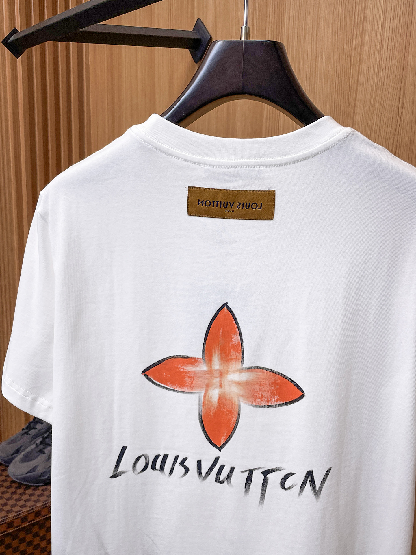 路易威登LV26春夏新品专柜首发最新款短袖圆领T恤 高端订制 设计前卫时尚！品牌logo手绘重工艺设计，