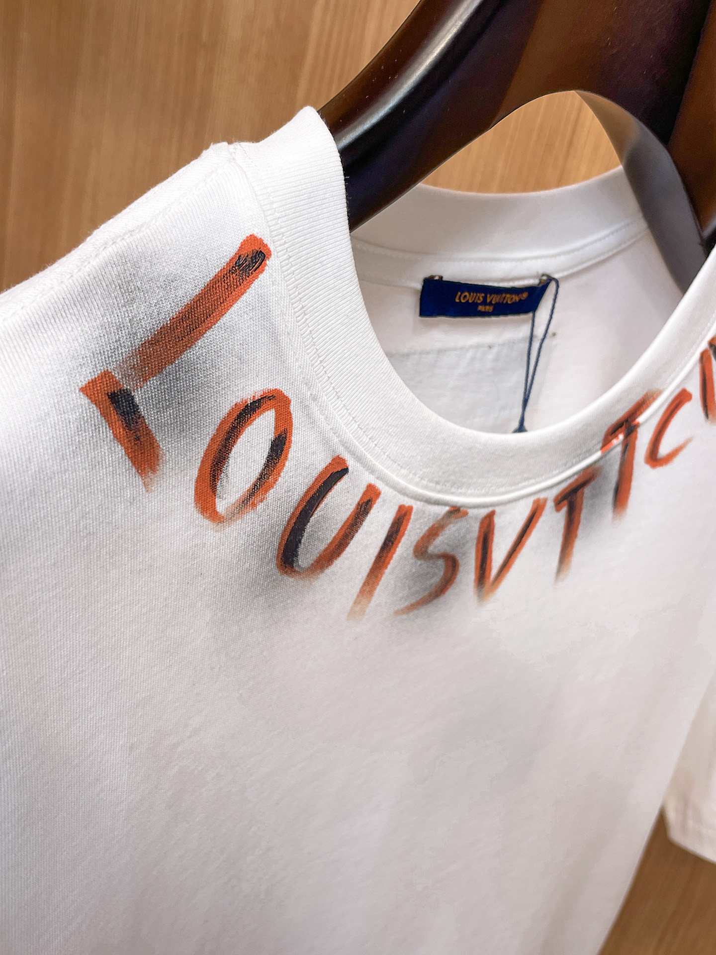 路易威登LV26春夏新品专柜首发最新款短袖圆领T恤 高端订制 设计前卫时尚！品牌logo手绘重工艺设计，