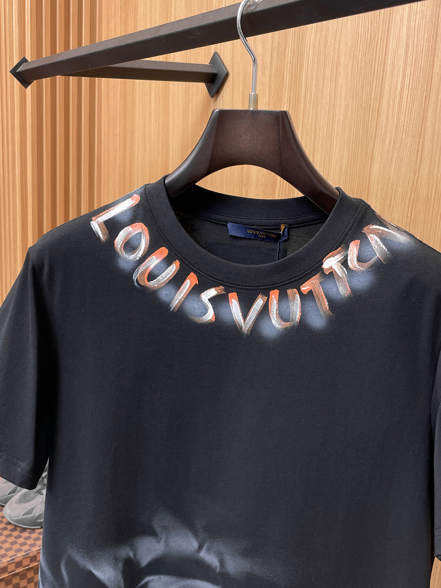 路易威登LV26春夏新品专柜首发最新款短袖圆领T恤 高端订制 设计前卫时尚！品牌logo手绘重工艺设计，