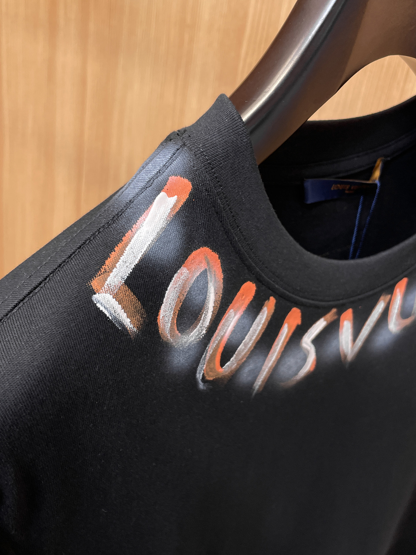 路易威登LV26春夏新品专柜首发最新款短袖圆领T恤 高端订制 设计前卫时尚！品牌logo手绘重工艺设计，