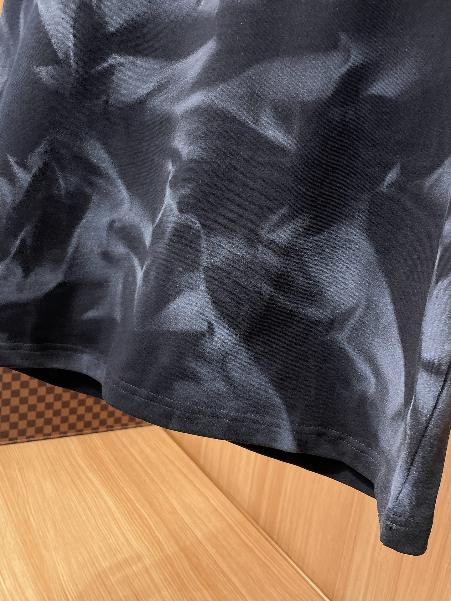 路易威登LV26春夏新品专柜首发最新款短袖圆领T恤 高端订制 设计前卫时尚！品牌logo手绘重工艺设计，