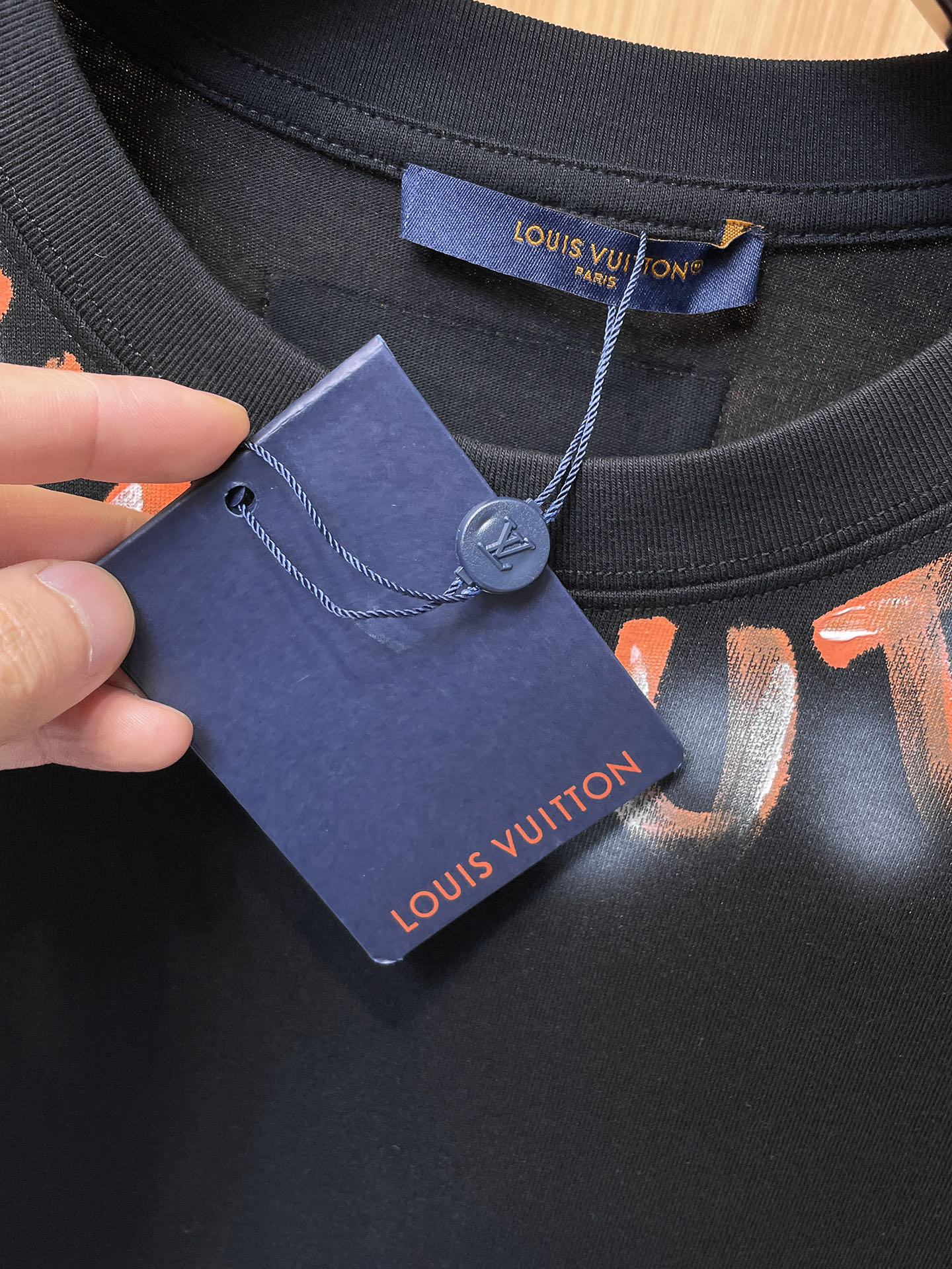 路易威登LV26春夏新品专柜首发最新款短袖圆领T恤 高端订制 设计前卫时尚！品牌logo手绘重工艺设计，