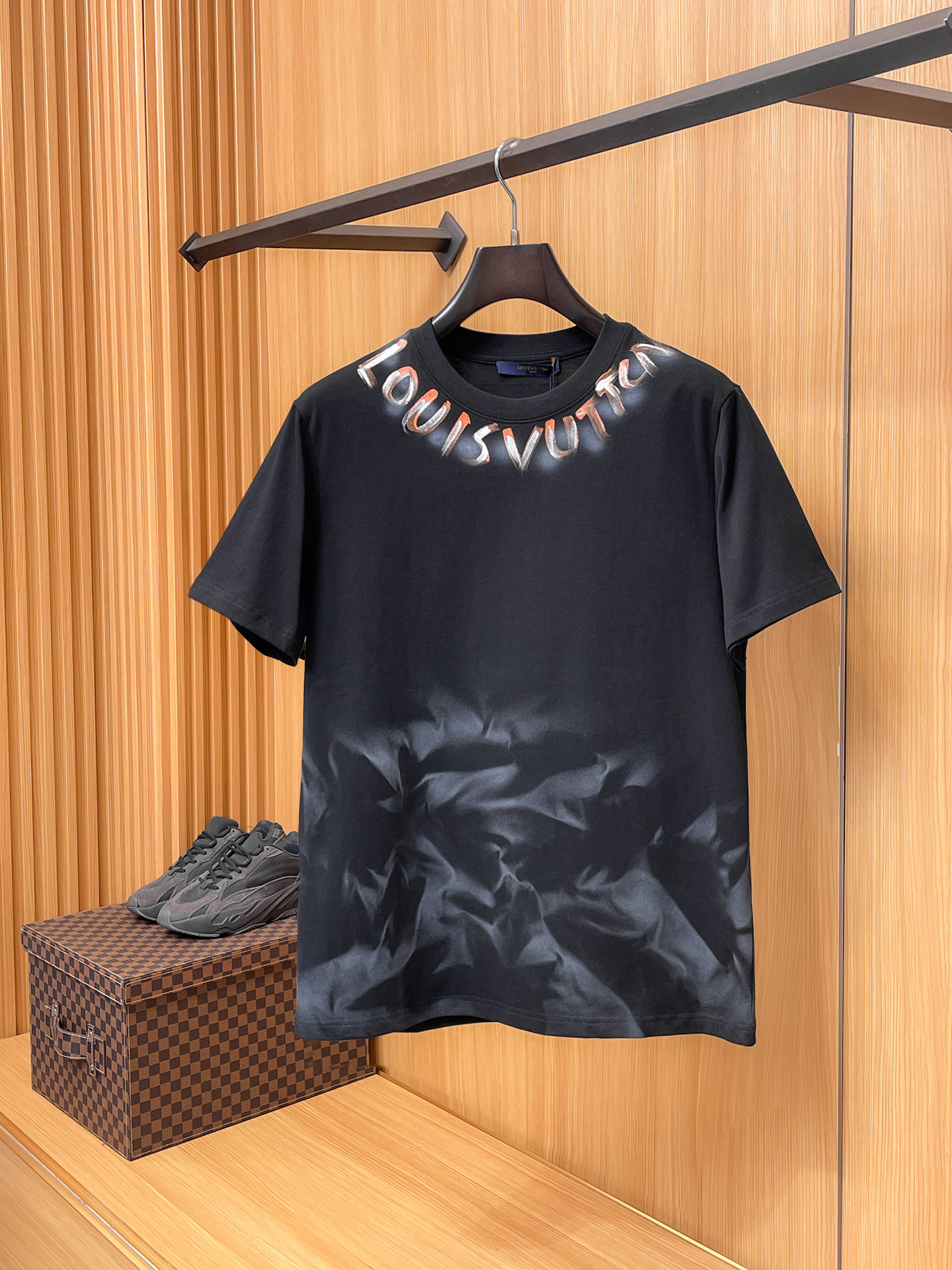 路易威登LV26春夏新品专柜首发最新款短袖圆领T恤 高端订制 设计前卫时尚！品牌logo手绘重工艺设计，