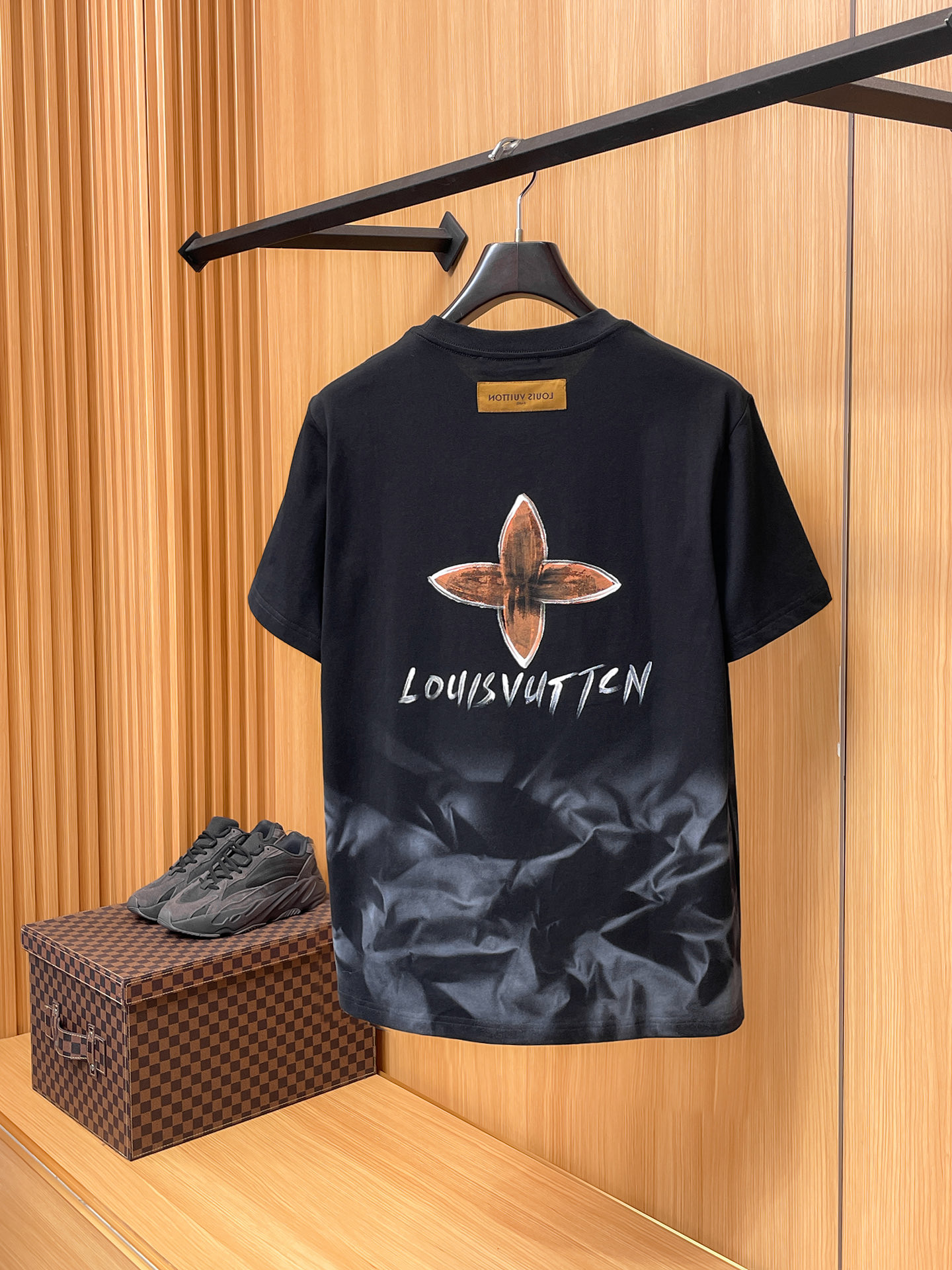 路易威登LV26春夏新品专柜首发最新款短袖圆领T恤 高端订制 设计前卫时尚！品牌logo手绘重工艺设计，