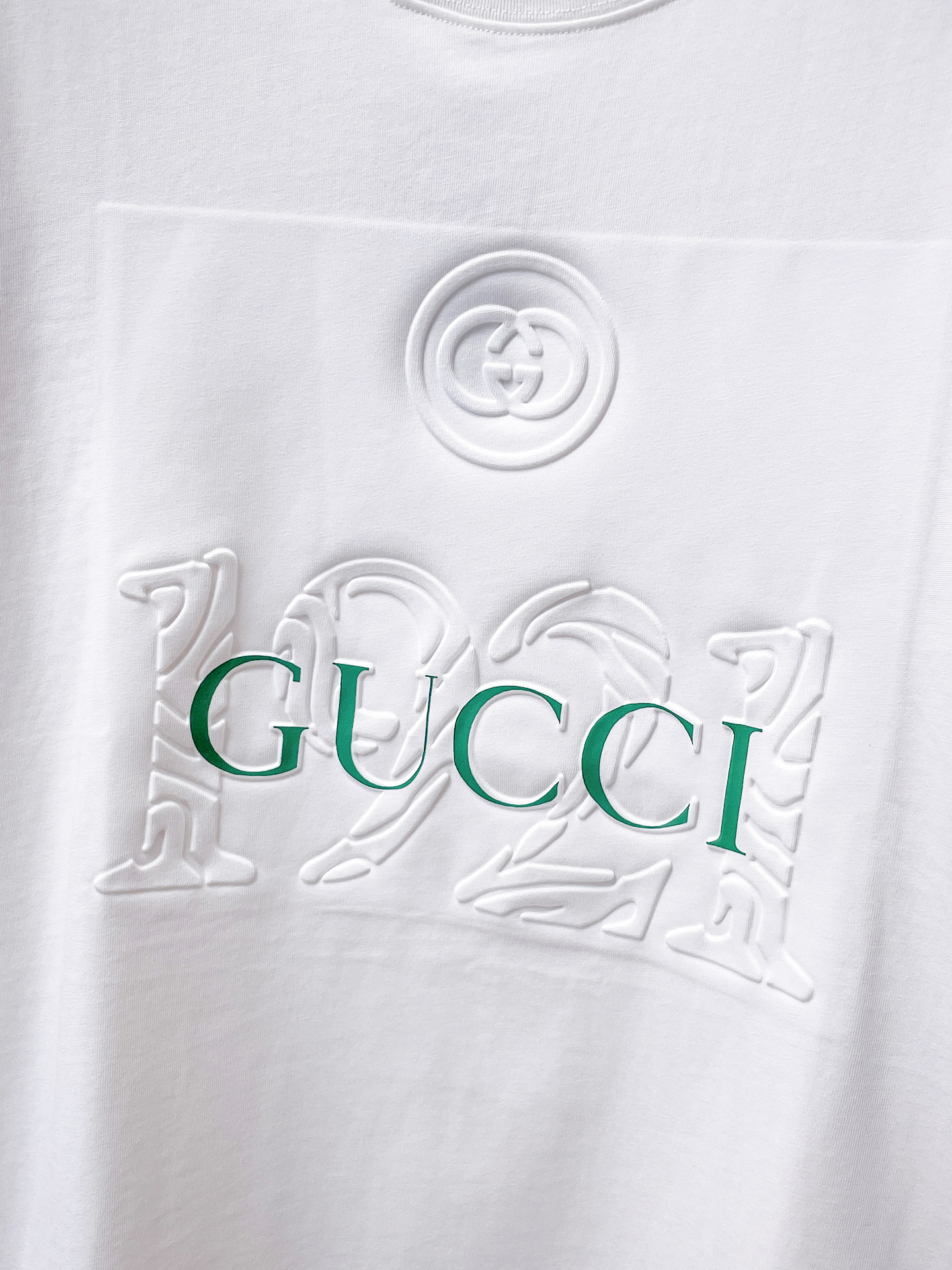 古驰Gucci26春夏新品专柜首发最新款短袖圆领T恤 高端订制 设计前卫时尚！品牌logo重工艺设计，高