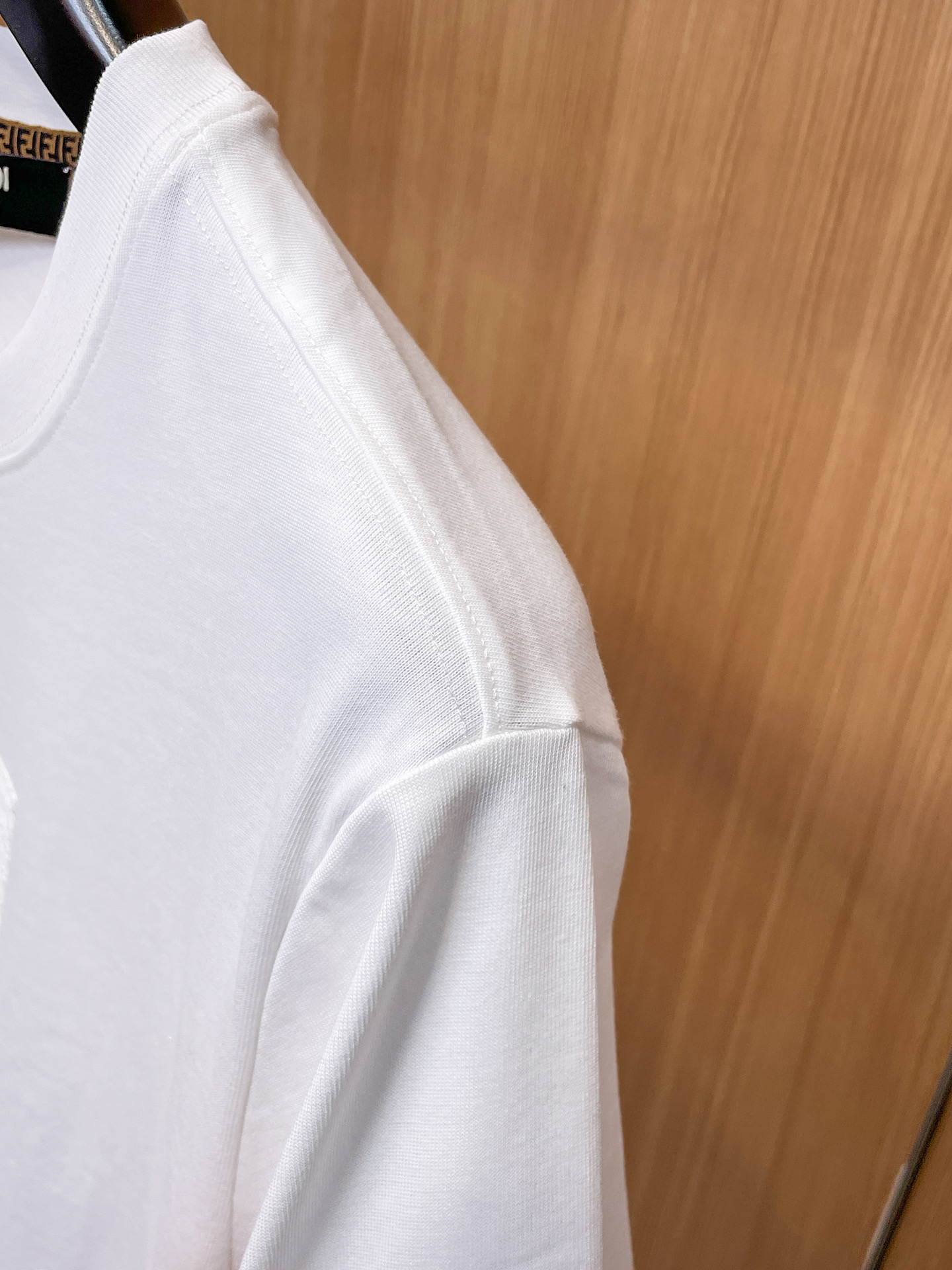芬迪Fendi26春夏新品专柜首发最新款短袖圆领T恤 高端订制 设计前卫时尚！品牌logo重工艺设计，高