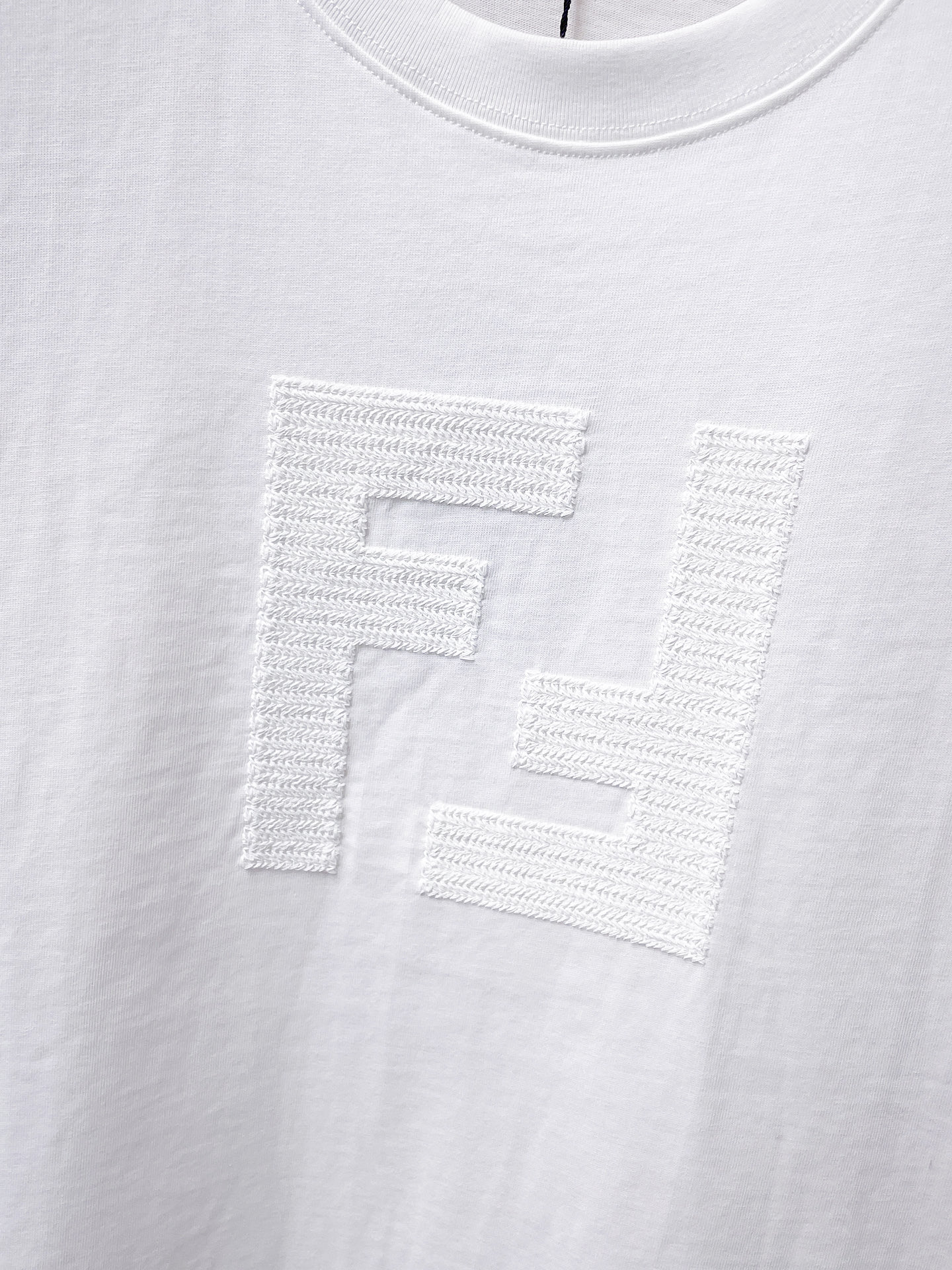 芬迪Fendi26春夏新品专柜首发最新款短袖圆领T恤 高端订制 设计前卫时尚！品牌logo重工艺设计，高