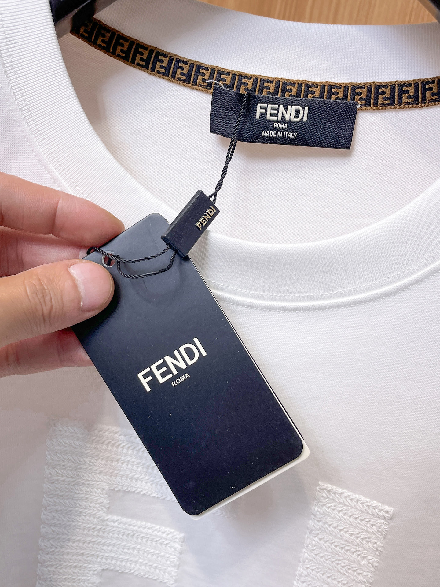芬迪Fendi26春夏新品专柜首发最新款短袖圆领T恤 高端订制 设计前卫时尚！品牌logo重工艺设计，高