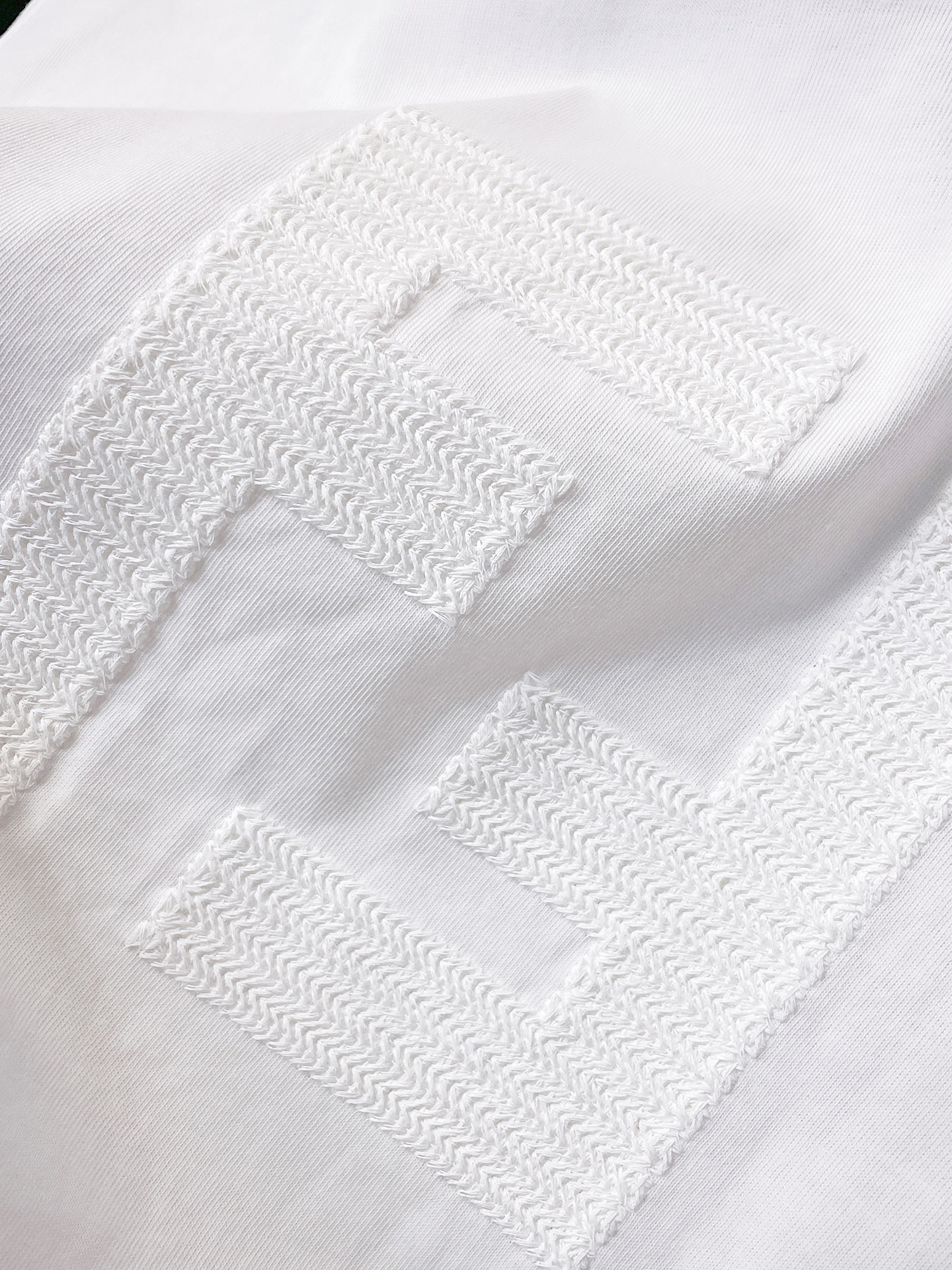 芬迪Fendi26春夏新品专柜首发最新款短袖圆领T恤 高端订制 设计前卫时尚！品牌logo重工艺设计，高