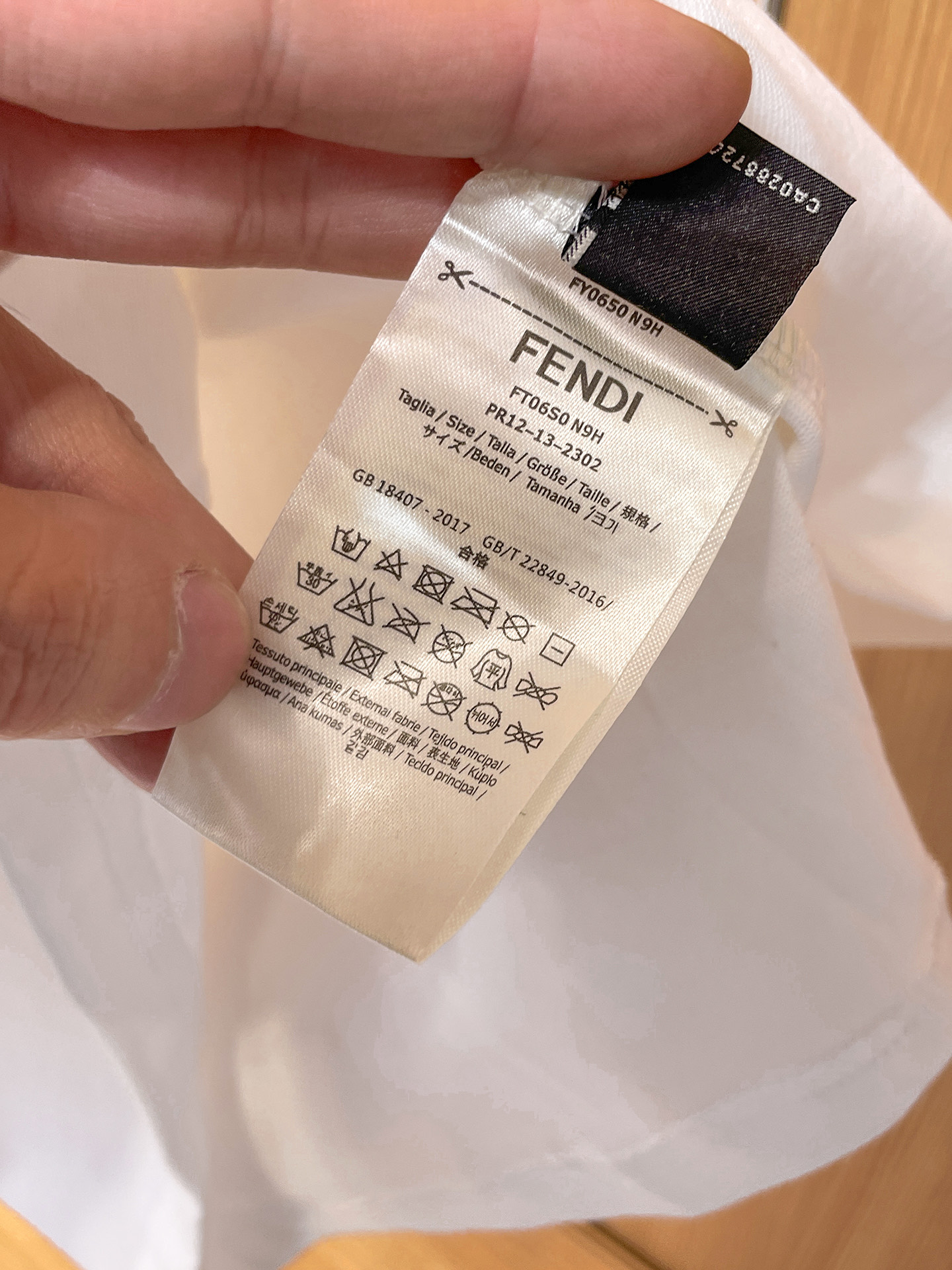 芬迪Fendi26春夏新品专柜首发最新款短袖圆领T恤 高端订制 设计前卫时尚！品牌logo重工艺设计，高