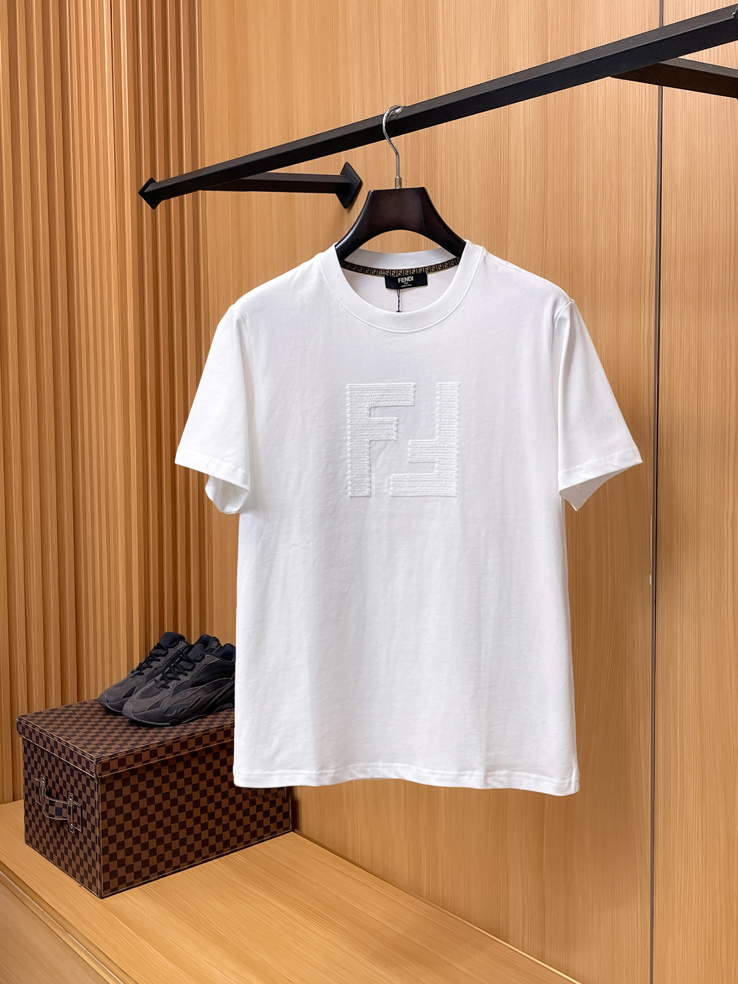 芬迪Fendi26春夏新品专柜首发最新款短袖圆领T恤 高端订制 设计前卫时尚！品牌logo重工艺设计，高