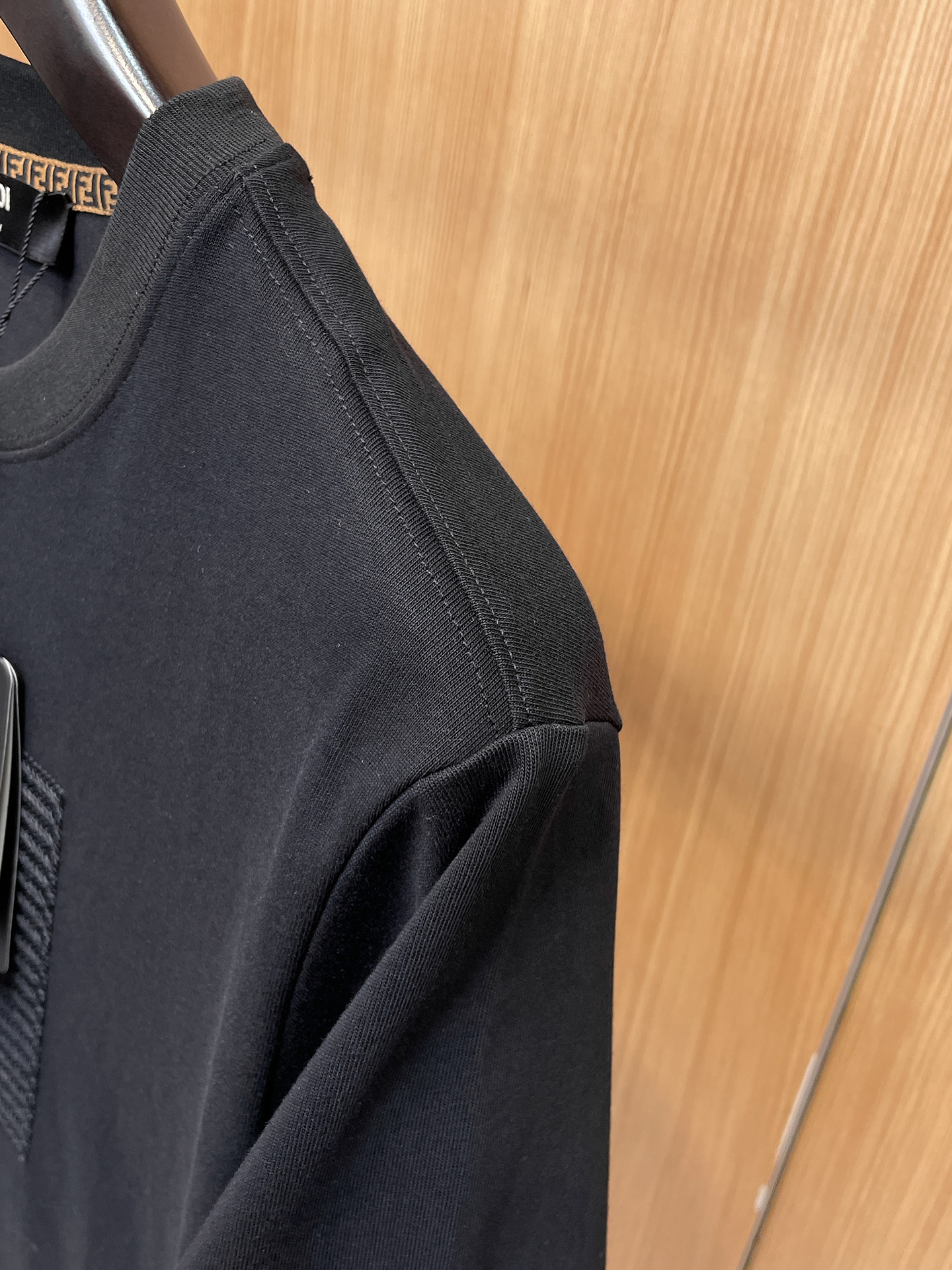 芬迪Fendi26春夏新品专柜首发最新款短袖圆领T恤 高端订制 设计前卫时尚！品牌logo重工艺设计，高