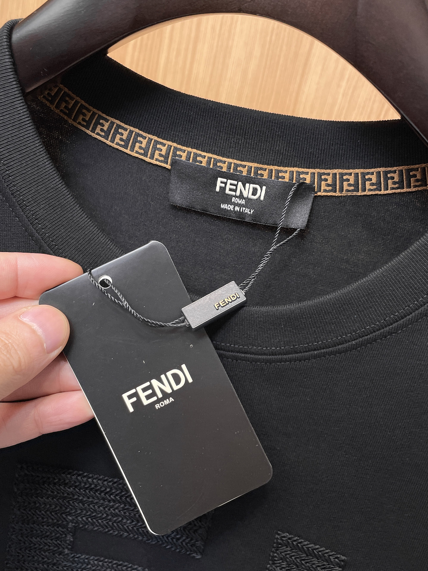 芬迪Fendi26春夏新品专柜首发最新款短袖圆领T恤 高端订制 设计前卫时尚！品牌logo重工艺设计，高