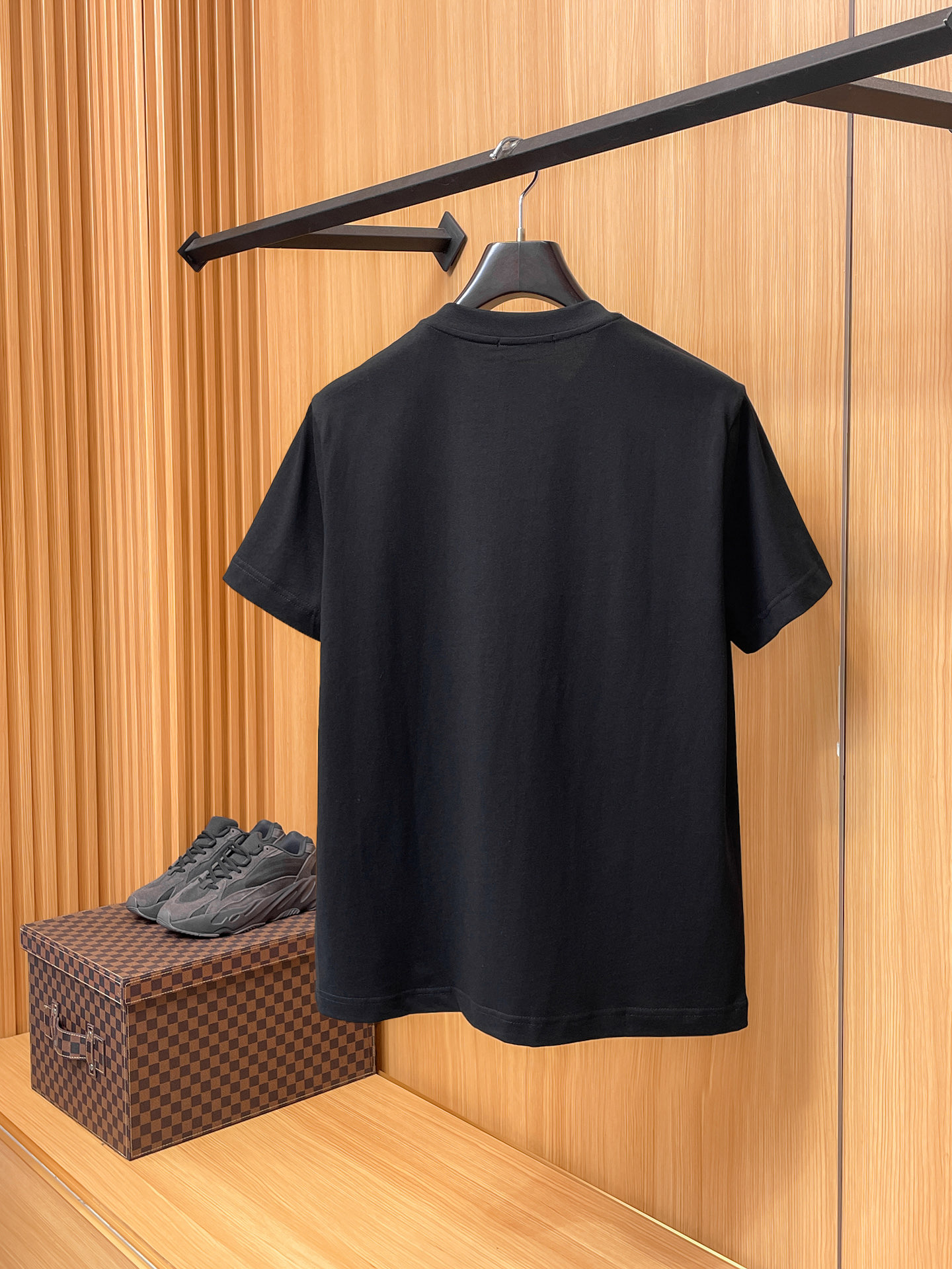 芬迪Fendi26春夏新品专柜首发最新款短袖圆领T恤 高端订制 设计前卫时尚！品牌logo重工艺设计，高