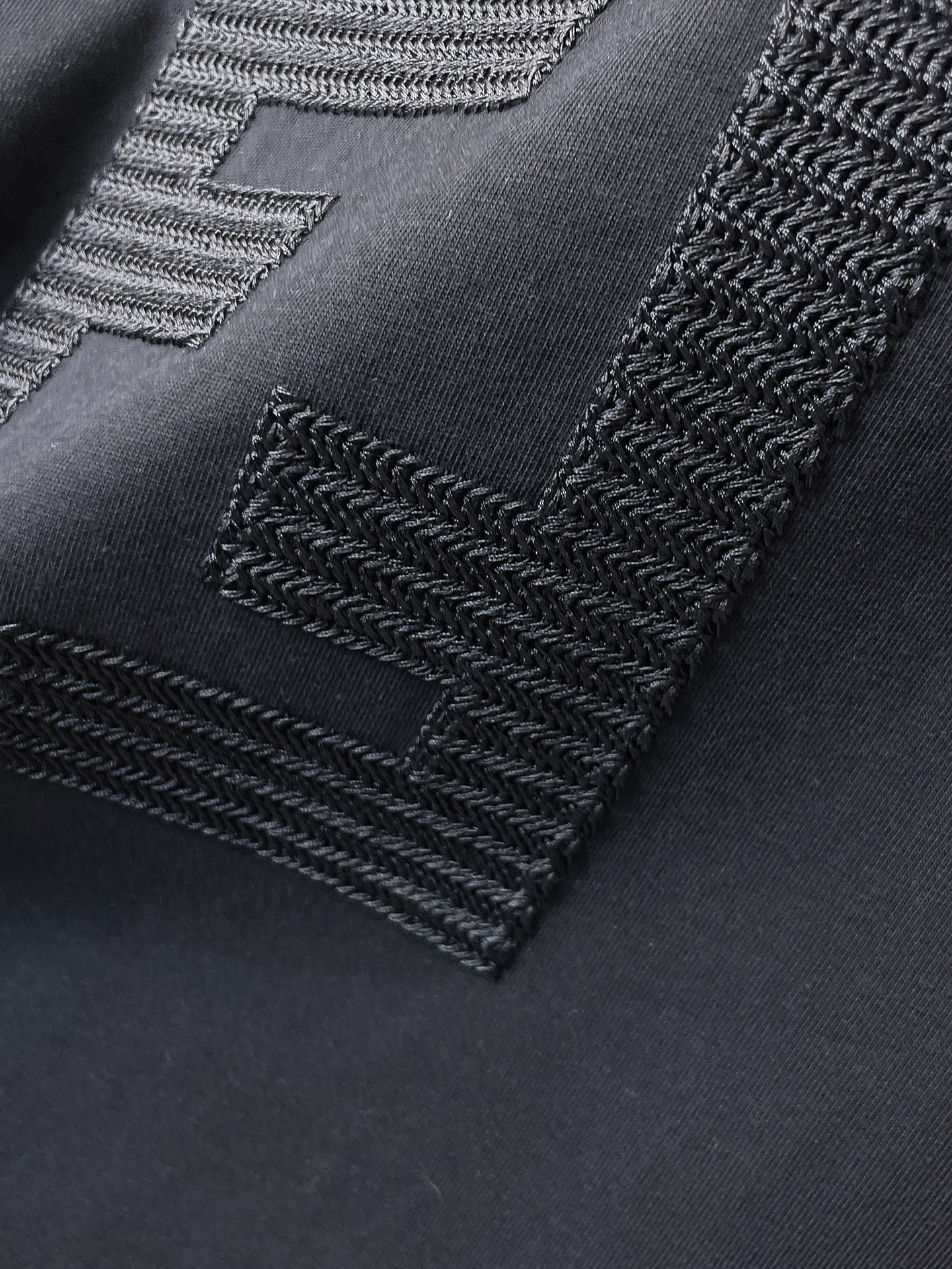 芬迪Fendi26春夏新品专柜首发最新款短袖圆领T恤 高端订制 设计前卫时尚！品牌logo重工艺设计，高