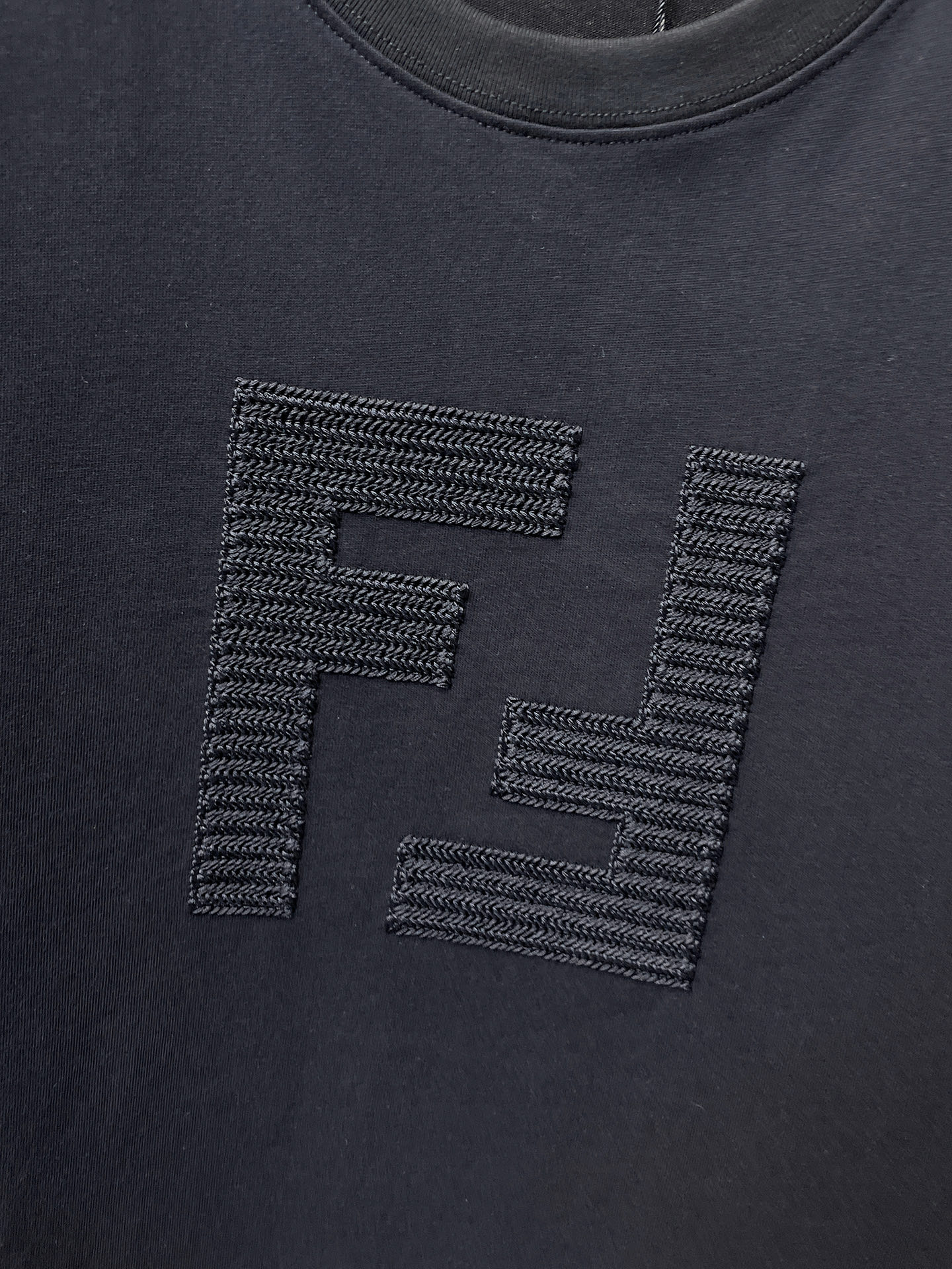 芬迪Fendi26春夏新品专柜首发最新款短袖圆领T恤 高端订制 设计前卫时尚！品牌logo重工艺设计，高