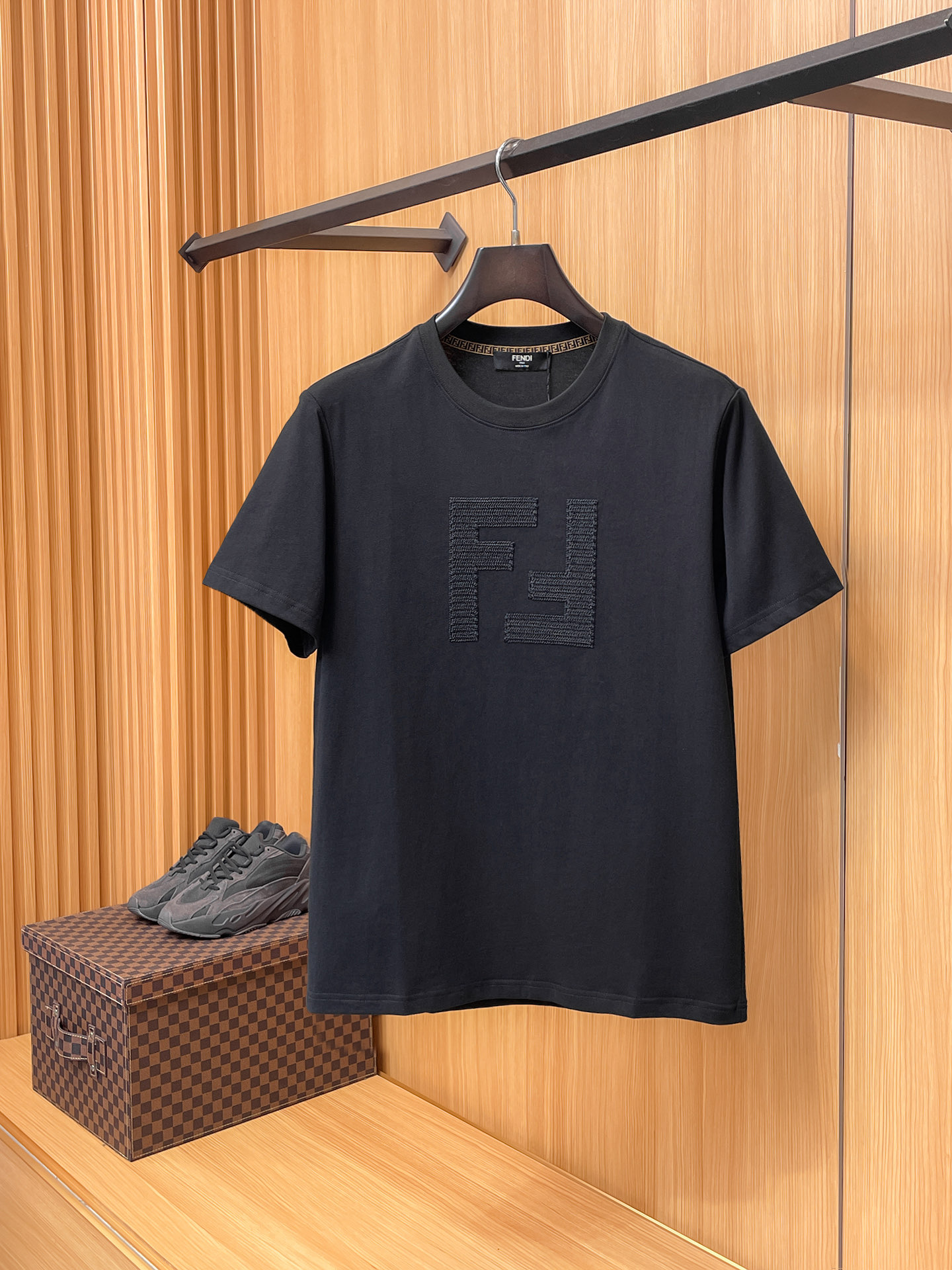 芬迪Fendi26春夏新品专柜首发最新款短袖圆领T恤 高端订制 设计前卫时尚！品牌logo重工艺设计，高
