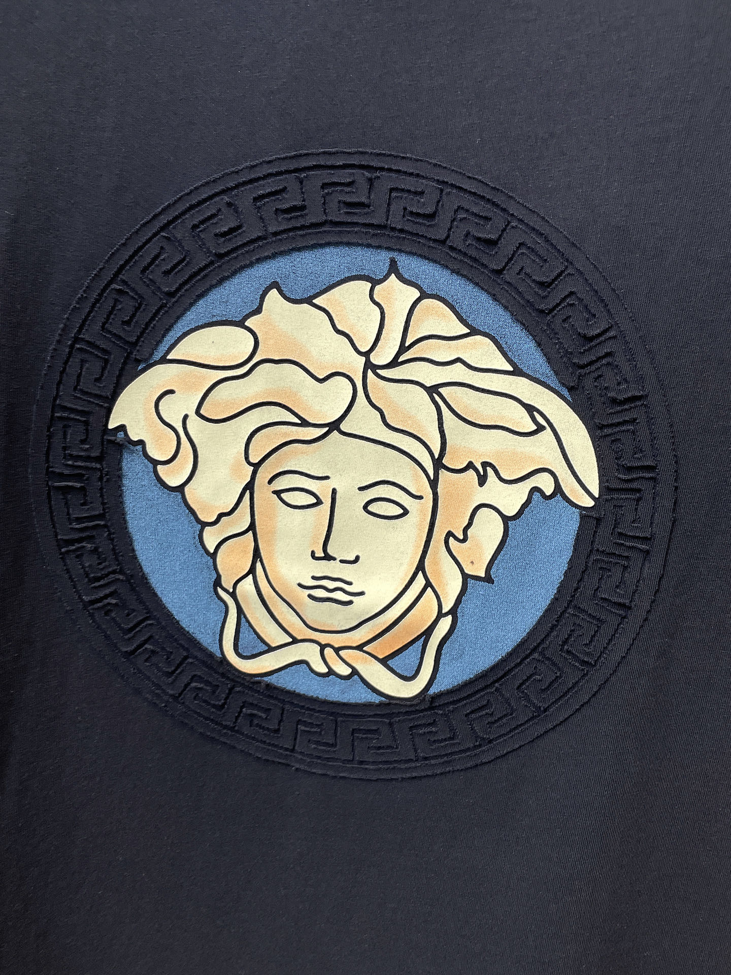 瓦萨Versace26春夏新品专柜首发最新款短袖圆领T恤 高端订制 设计前卫时尚！品牌logo重工艺设计