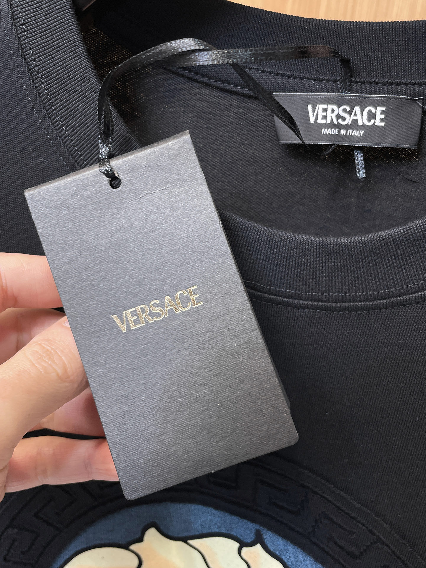 瓦萨Versace26春夏新品专柜首发最新款短袖圆领T恤 高端订制 设计前卫时尚！品牌logo重工艺设计