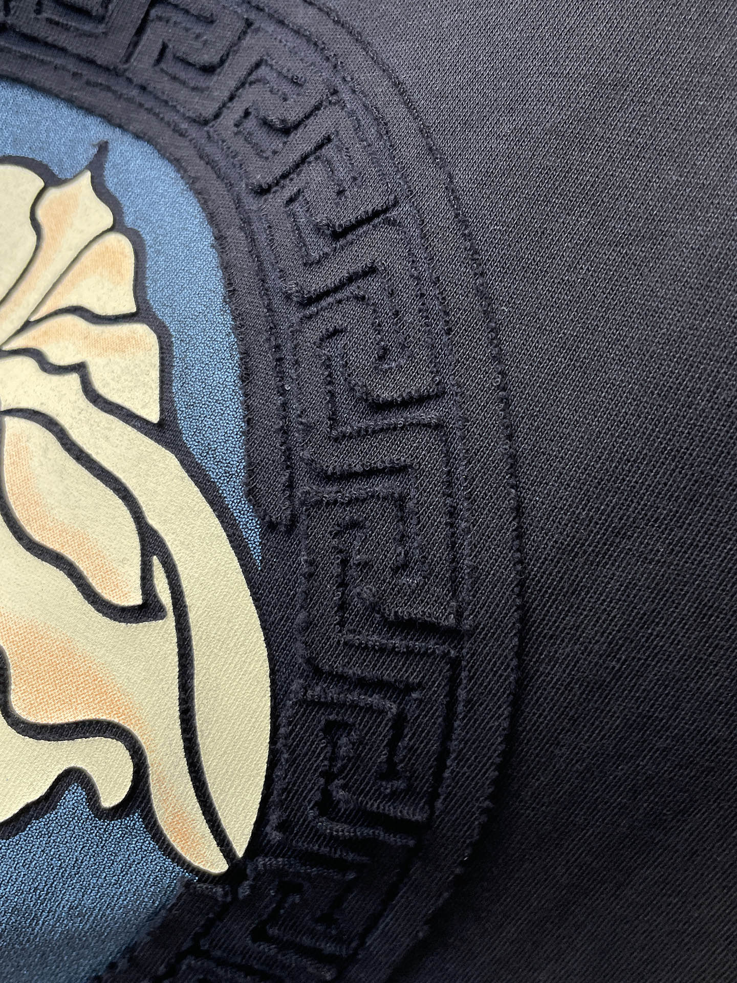 瓦萨Versace26春夏新品专柜首发最新款短袖圆领T恤 高端订制 设计前卫时尚！品牌logo重工艺设计