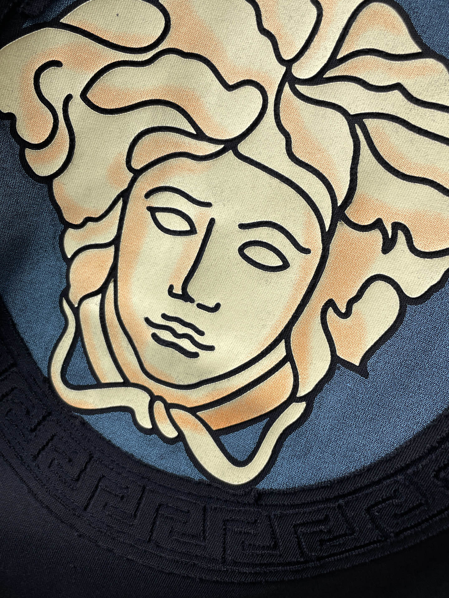 瓦萨Versace26春夏新品专柜首发最新款短袖圆领T恤 高端订制 设计前卫时尚！品牌logo重工艺设计