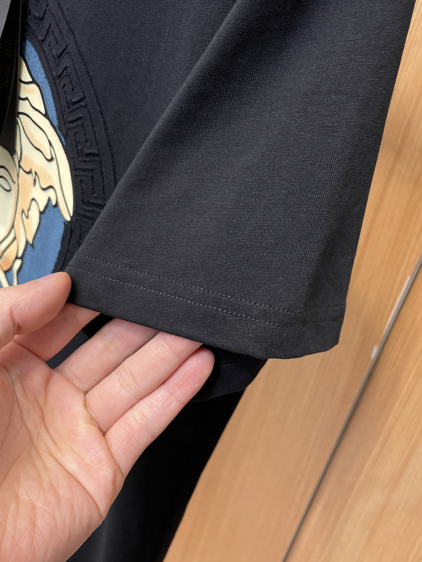 瓦萨Versace26春夏新品专柜首发最新款短袖圆领T恤 高端订制 设计前卫时尚！品牌logo重工艺设计